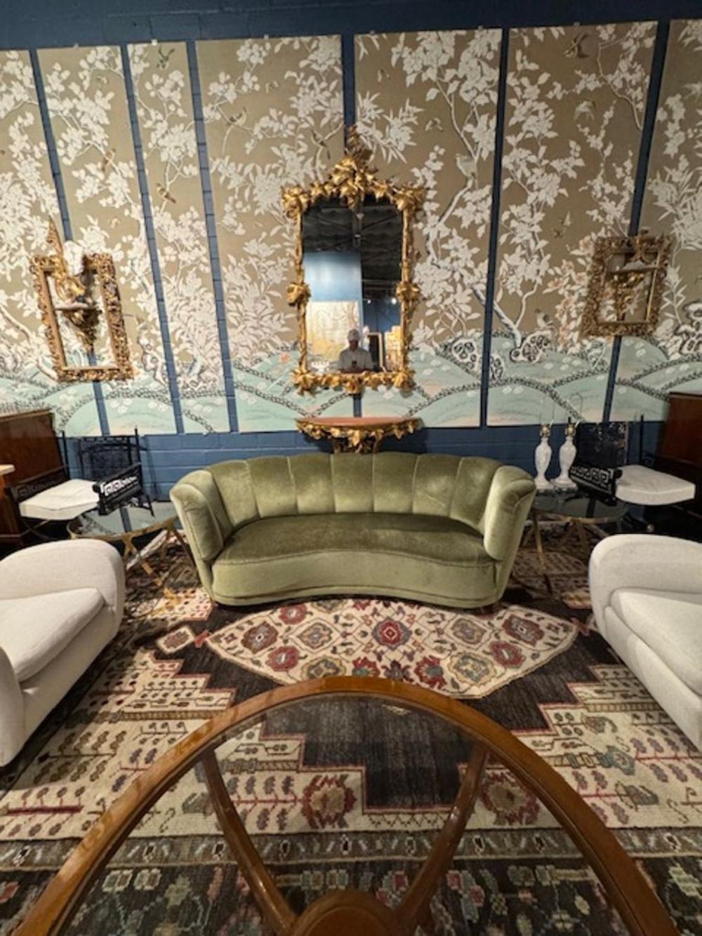 Elegante divano circolare danese vintage di metà secolo, avvolto in un lussuoso velluto verde. Questo pezzo è la quintessenza del design classico e offre stile e comfort. Il suo tessuto ricco di texture si adatta a una varietà di decori, rendendolo