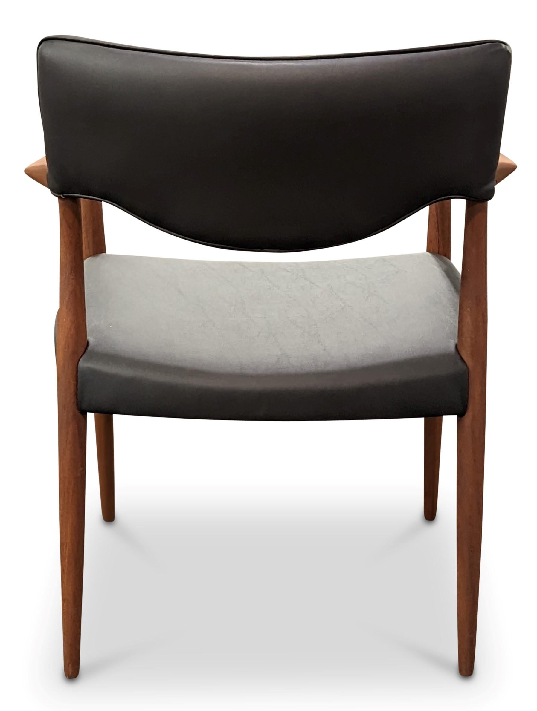 Vintage Danish mid-century modern, made in the 1950's - Recently refurbished

Dimensions 31