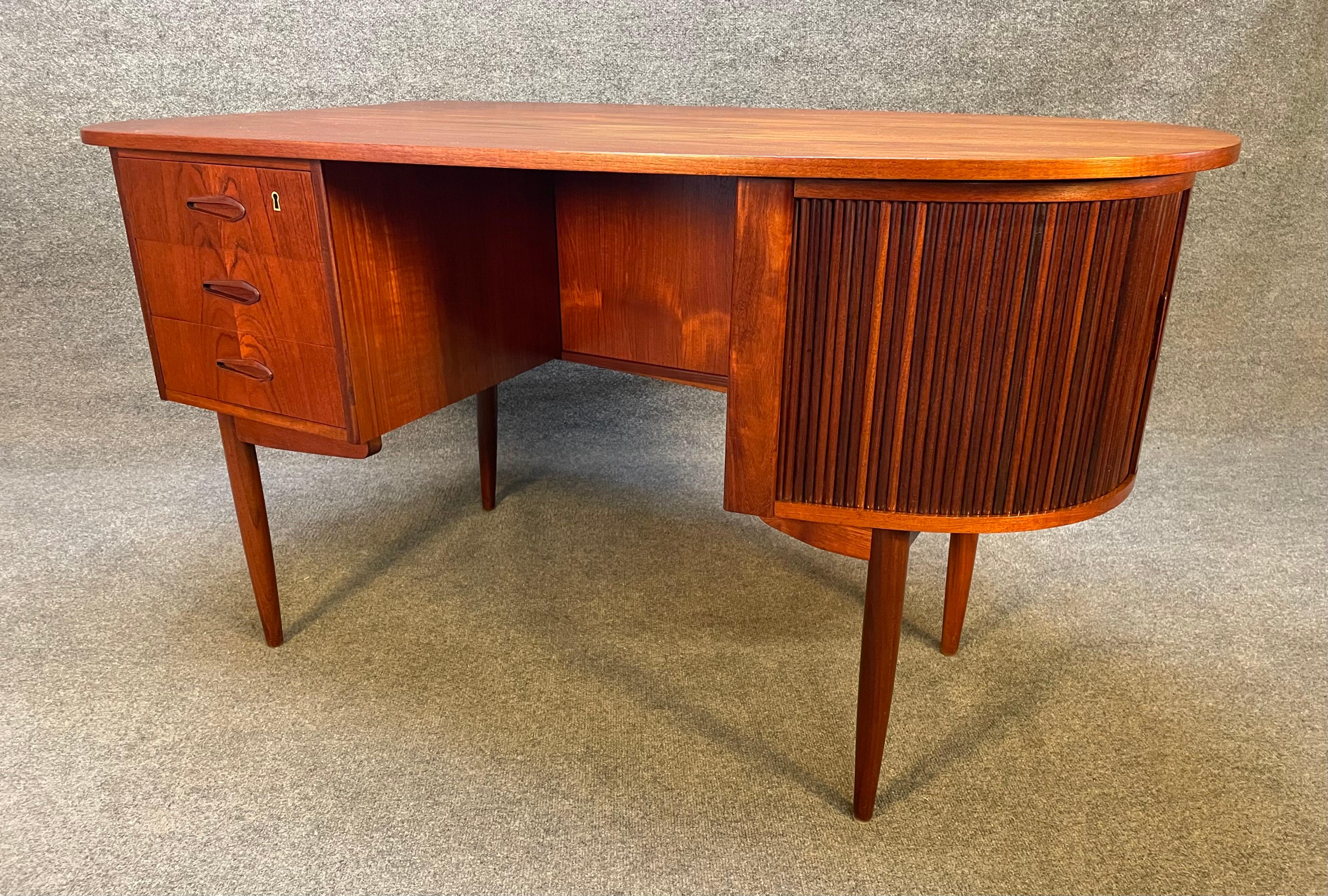 Here is a beautiful scandinavian modern desk in teak manufactured in Denmark in the 1960's which design is reminiscent of Kai Kristiansen.
This special desk, recently imported from Europe to California before its refinishing, features a