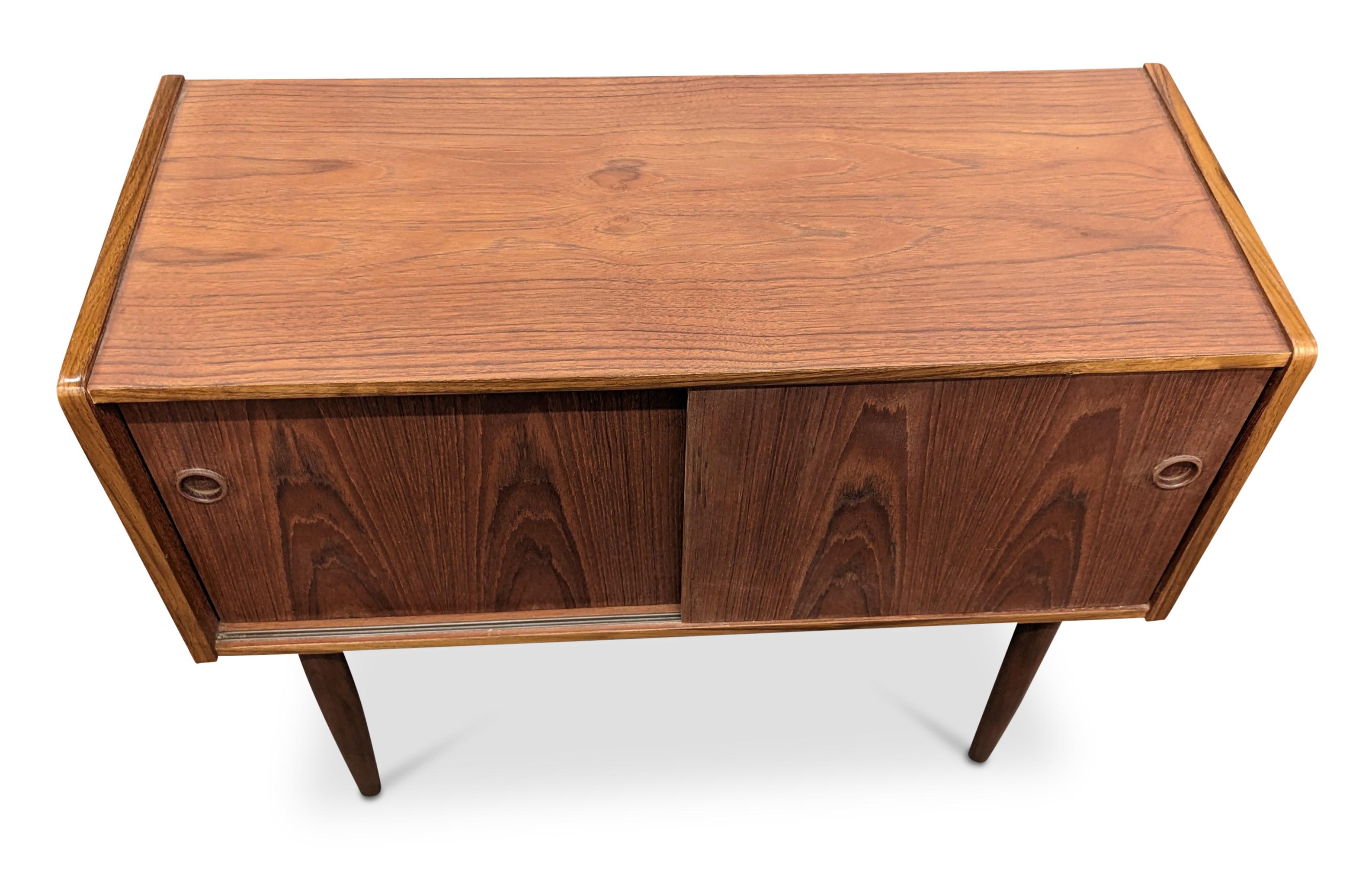 Vintage Danish Mid-Century Modern, made in the 1950s - Recently refurbished

The piece is more than 65+ years old and some wear and tear can be expected, but we do everything we can to refurbish them in respect to the design.

There is a science