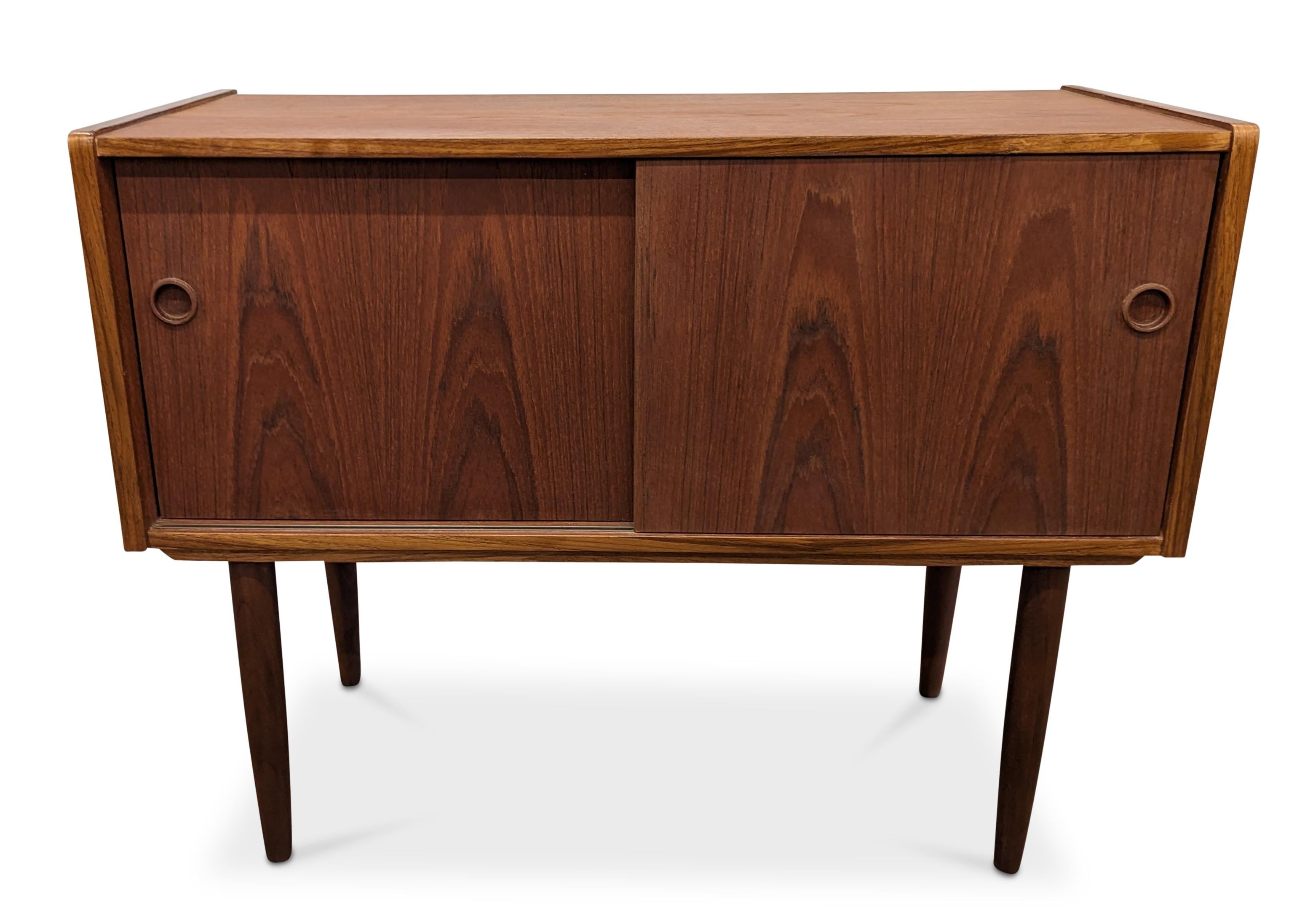 Vintage Danish Midcentury Teak Cabinet - 062332 In Good Condition In Jersey City, NJ