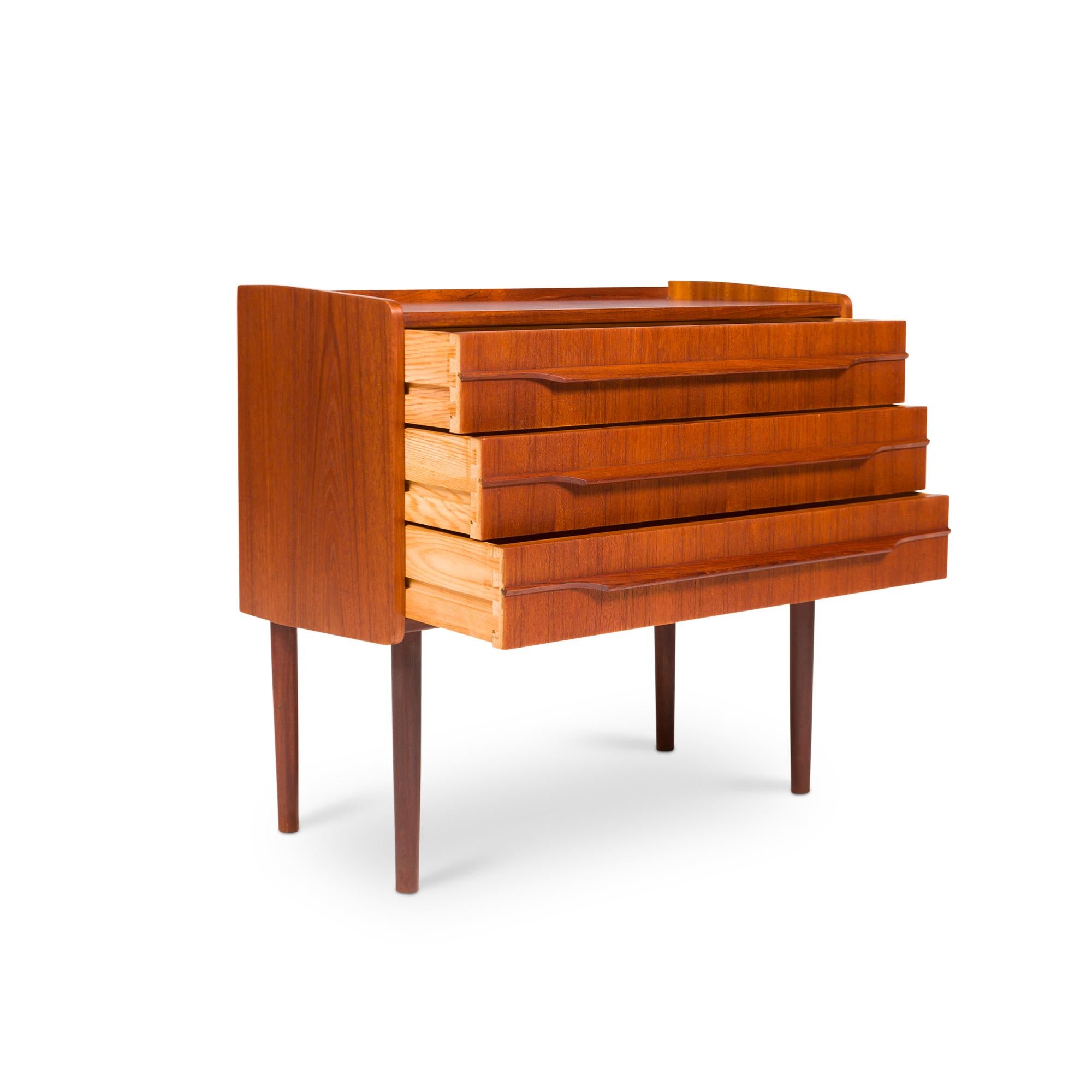 Vintage Danish Mid-Century Teak Chest / Nightstand In Good Condition For Sale In Emeryville, CA