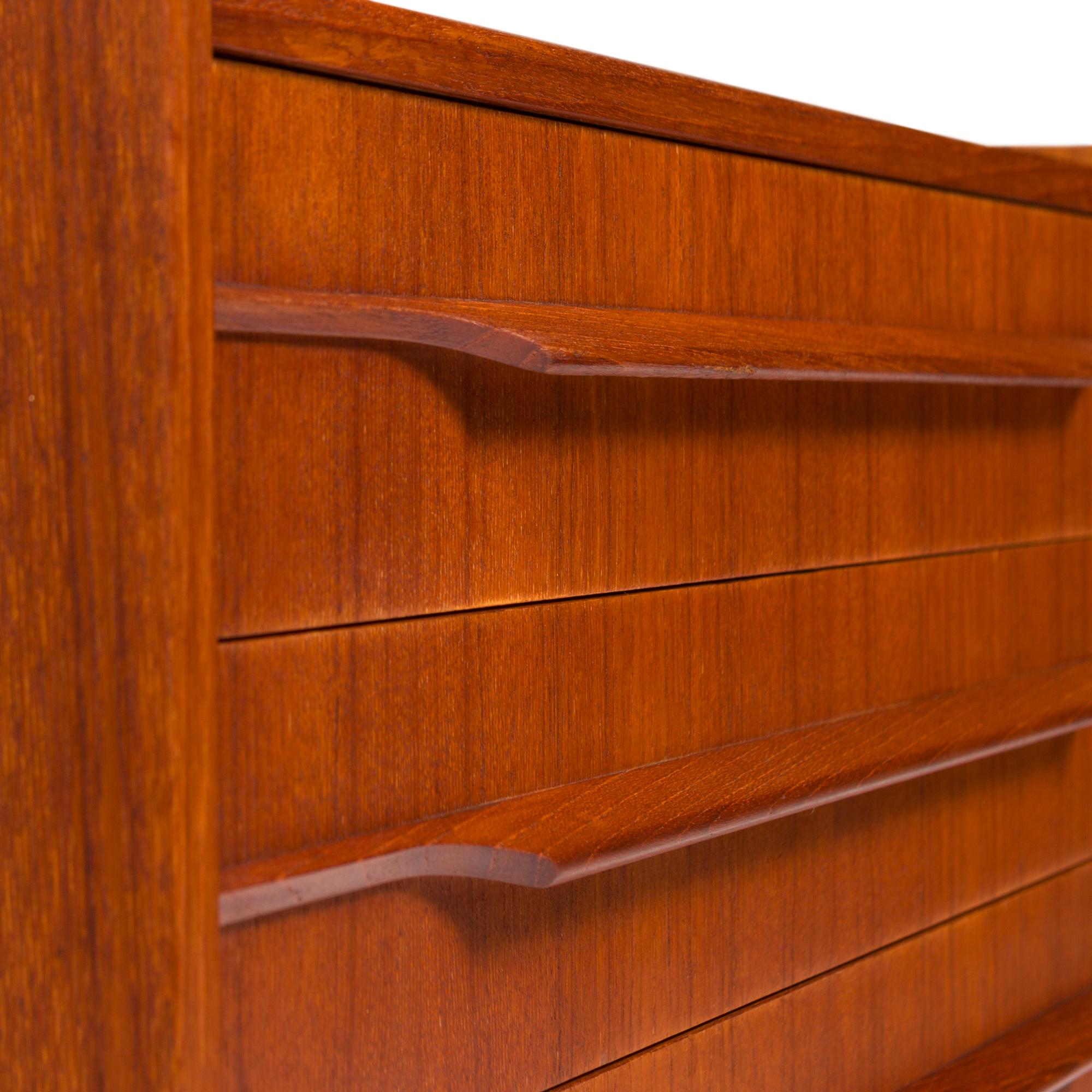 Vintage Danish Mid-Century Teak Chest / Nightstand For Sale 4
