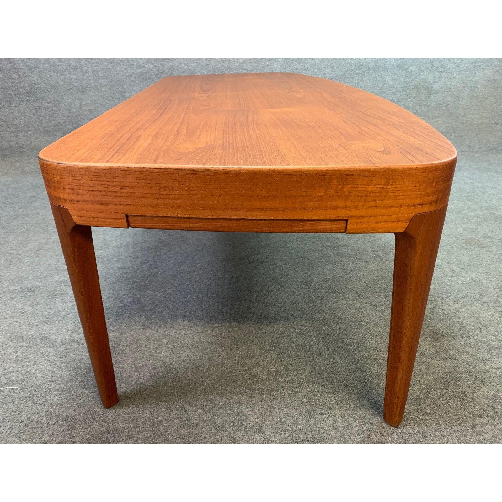 Vintage Danish Midcentury Teak Coffee Table in the Manner of Johannes Andersen For Sale 6