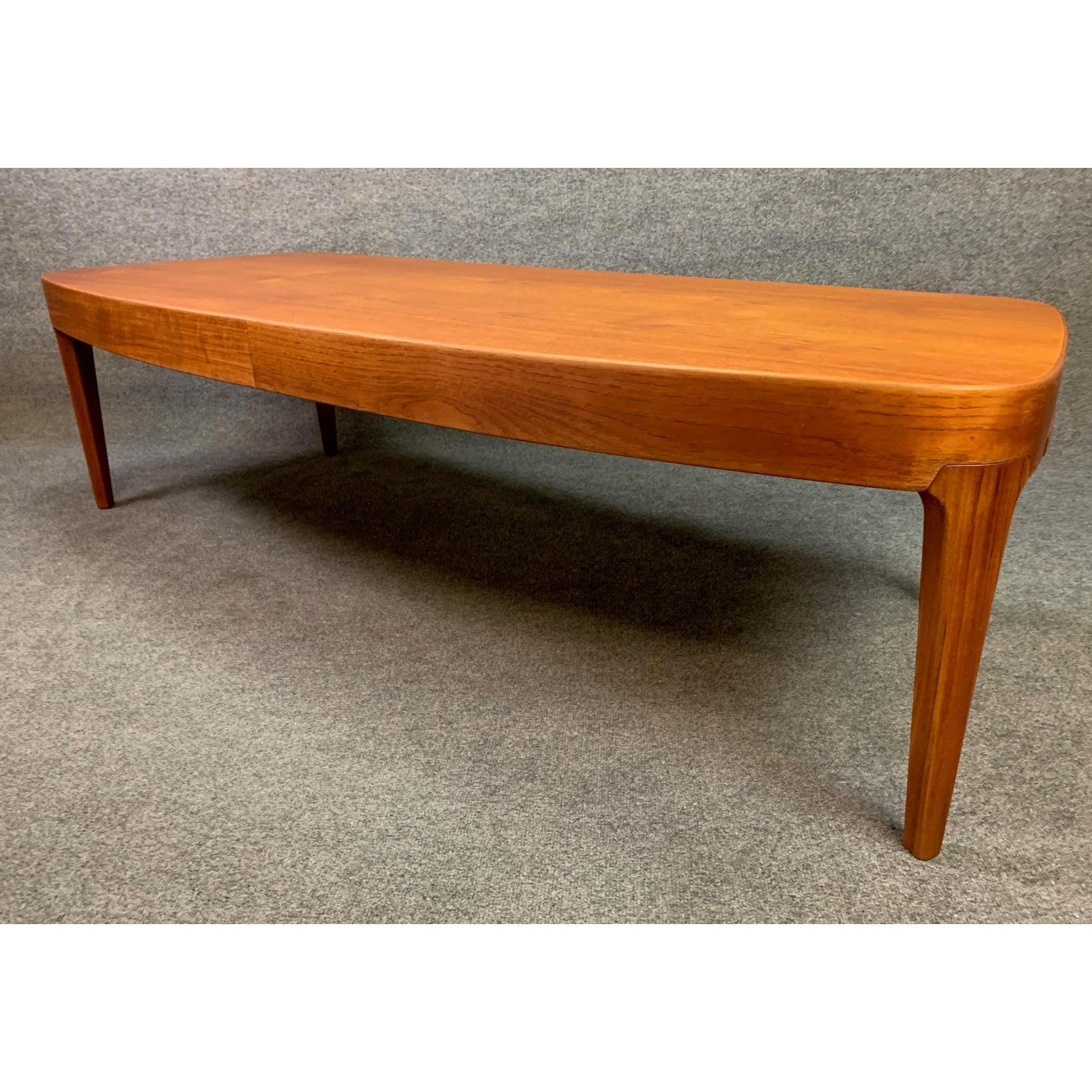 Here is a beautiful 1960s Scandinavian modern cocktail table in teak wood recently imported from Denmark to California before its restoration.
This sculptural large coffee table, reminiscent of a Johannes Andersen's design, features an organic