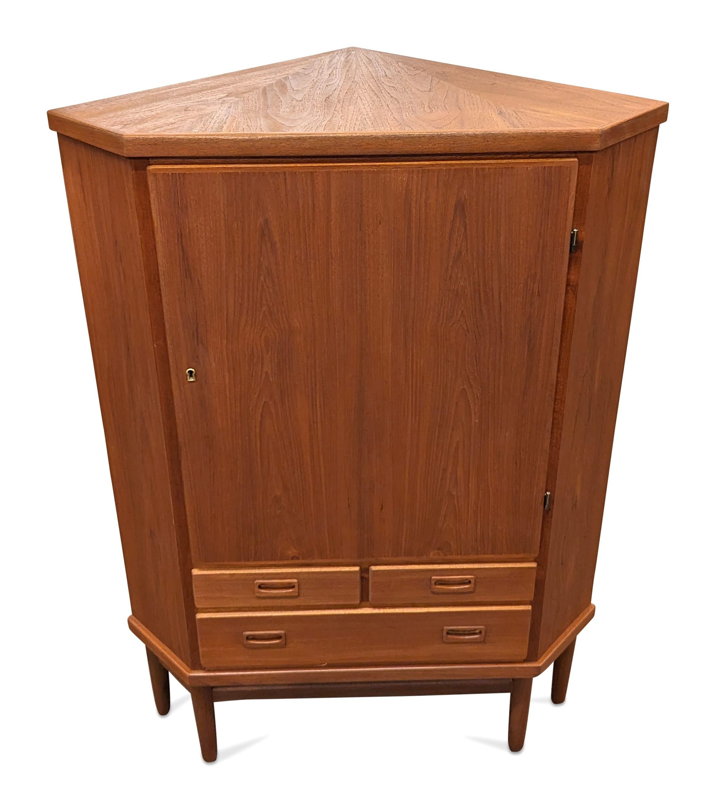 Vintage Danish Mid Century Teak Corner Cabinet - 022470 In Good Condition In Jersey City, NJ