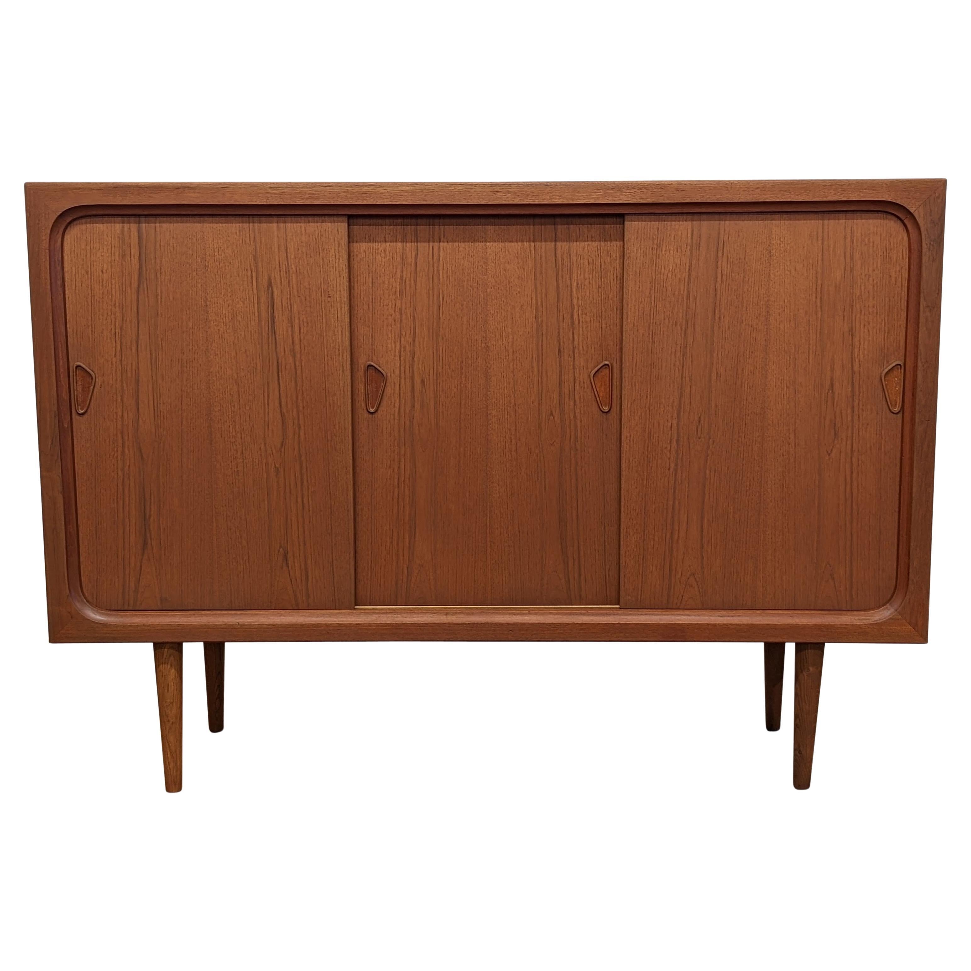 Image showcasing 6 mid-century modern entryway ideas for a modern-meets-vintage design