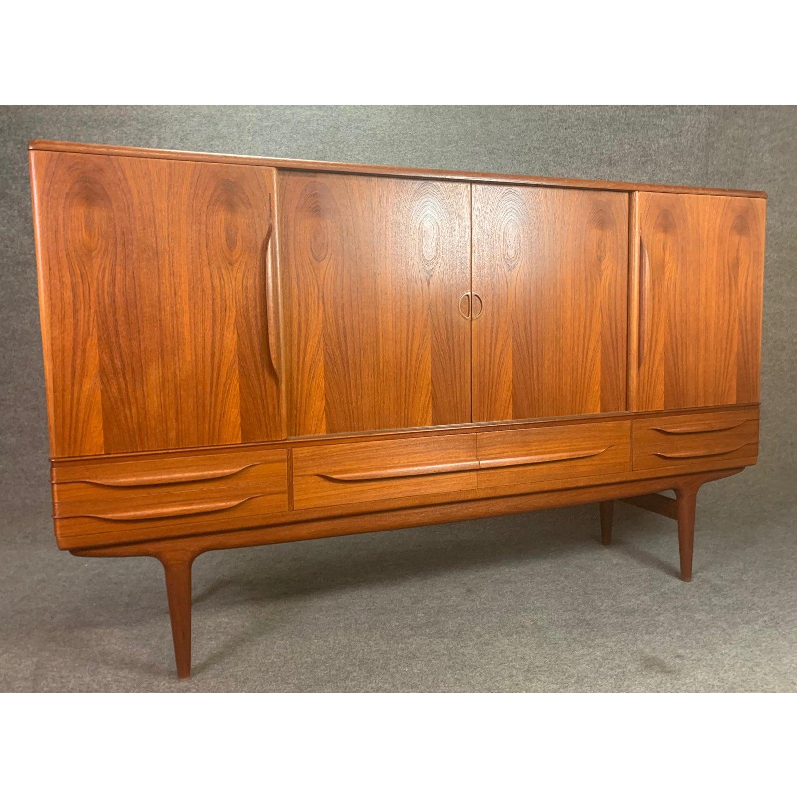 Here is a beautiful sought after Scandinavian Modern highboard in teak wood model UM14 designed by Johannes Andersen and manufactured by Uldum Mobelfabril in Denmark in the 1960s.
This exceptional piece, recently imported from Copenhagen to
