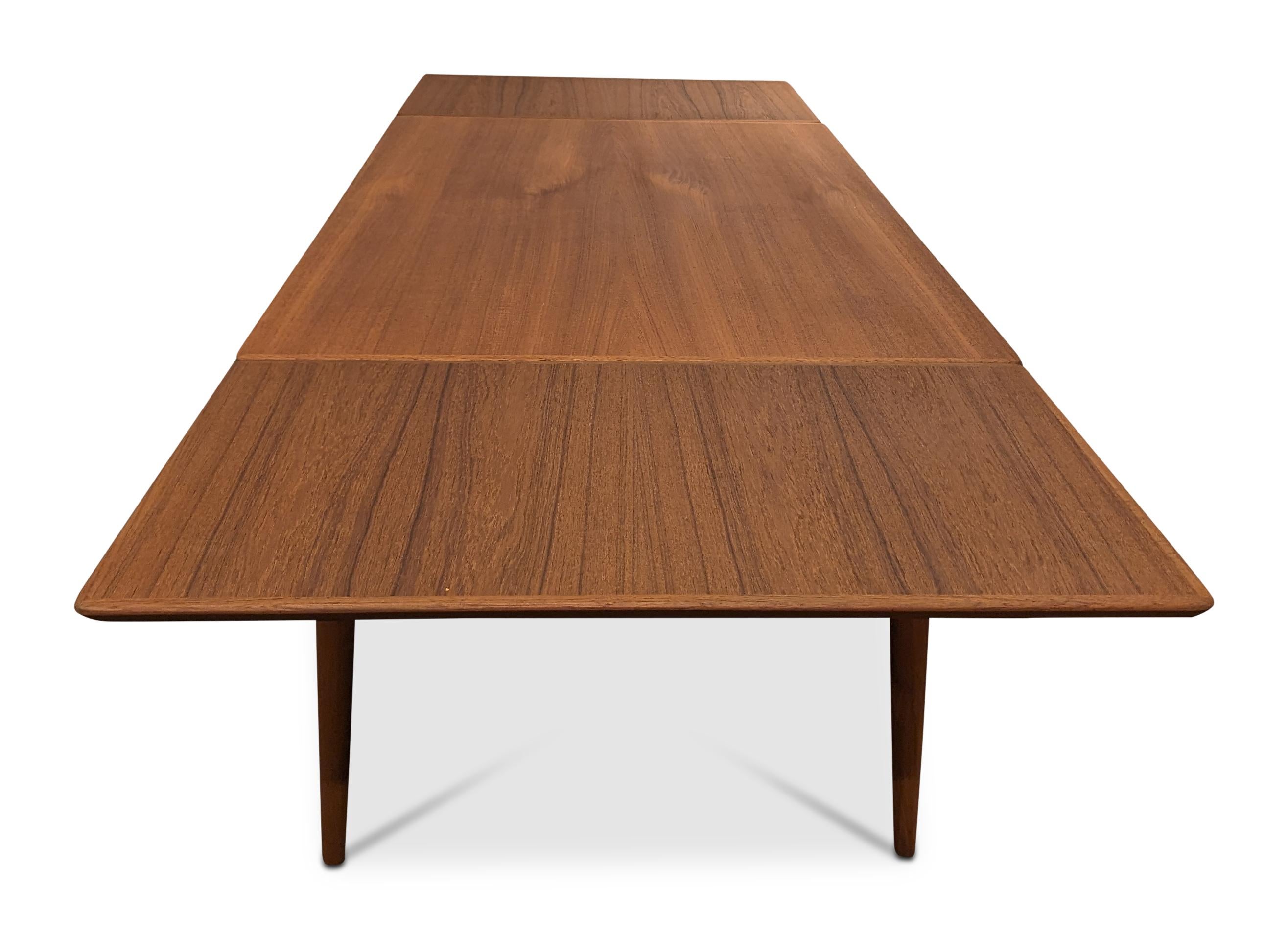 Vintage Danish Mid Century Teak Dining Table w Two Hidden Leaves - 022445 In Good Condition In Jersey City, NJ