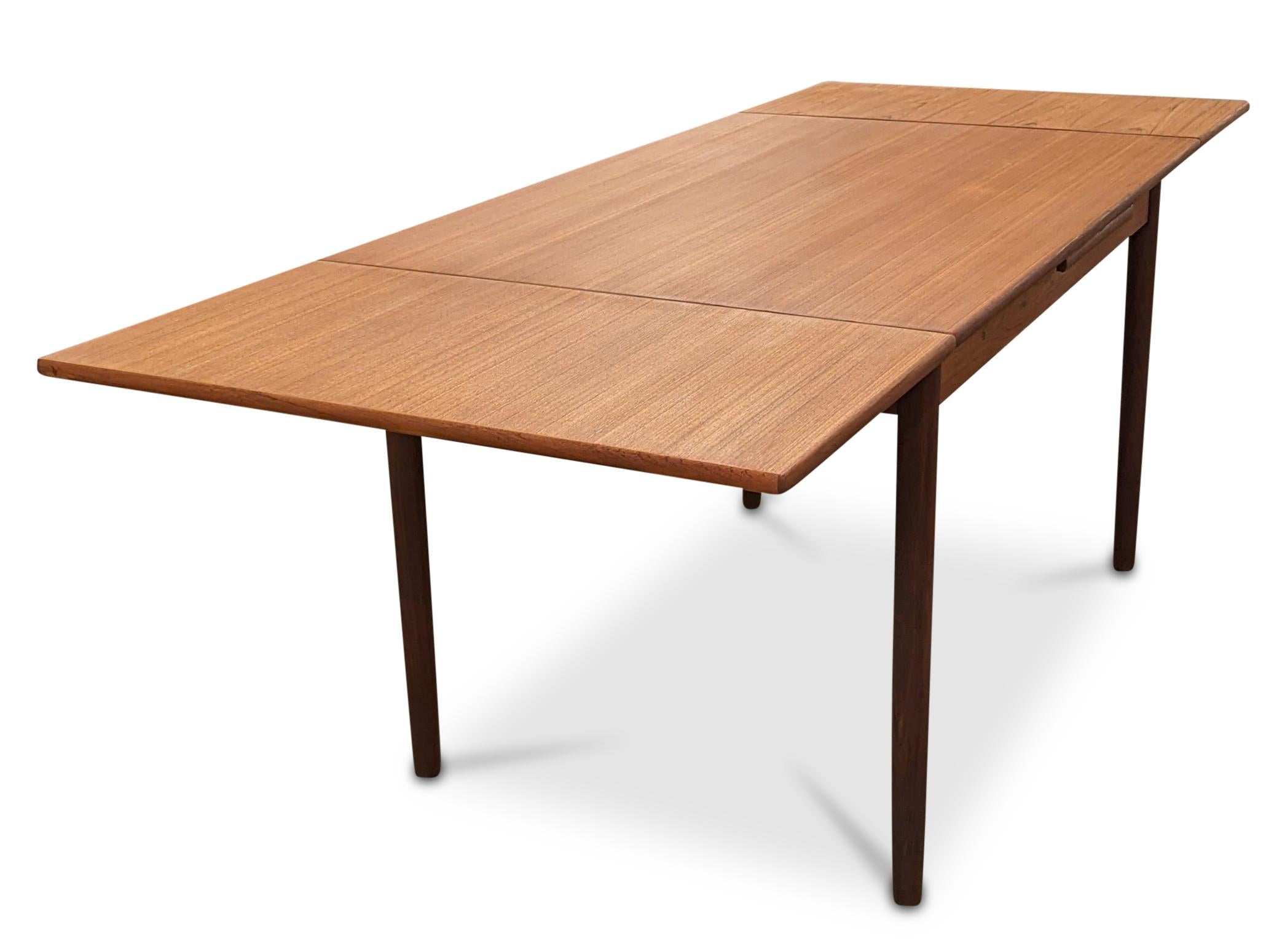 Vintage Danish Mid Century Teak Dining Table w Two Hidden Leaves, 122272 In Good Condition In Jersey City, NJ
