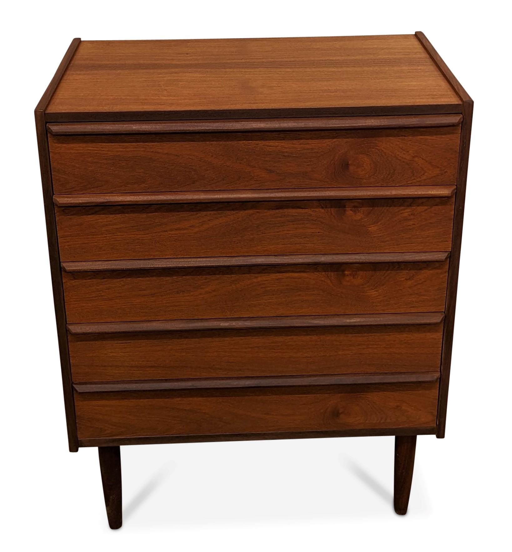 Vintage Danish Midcentury Teak Dresser, 022301 In Good Condition In Jersey City, NJ