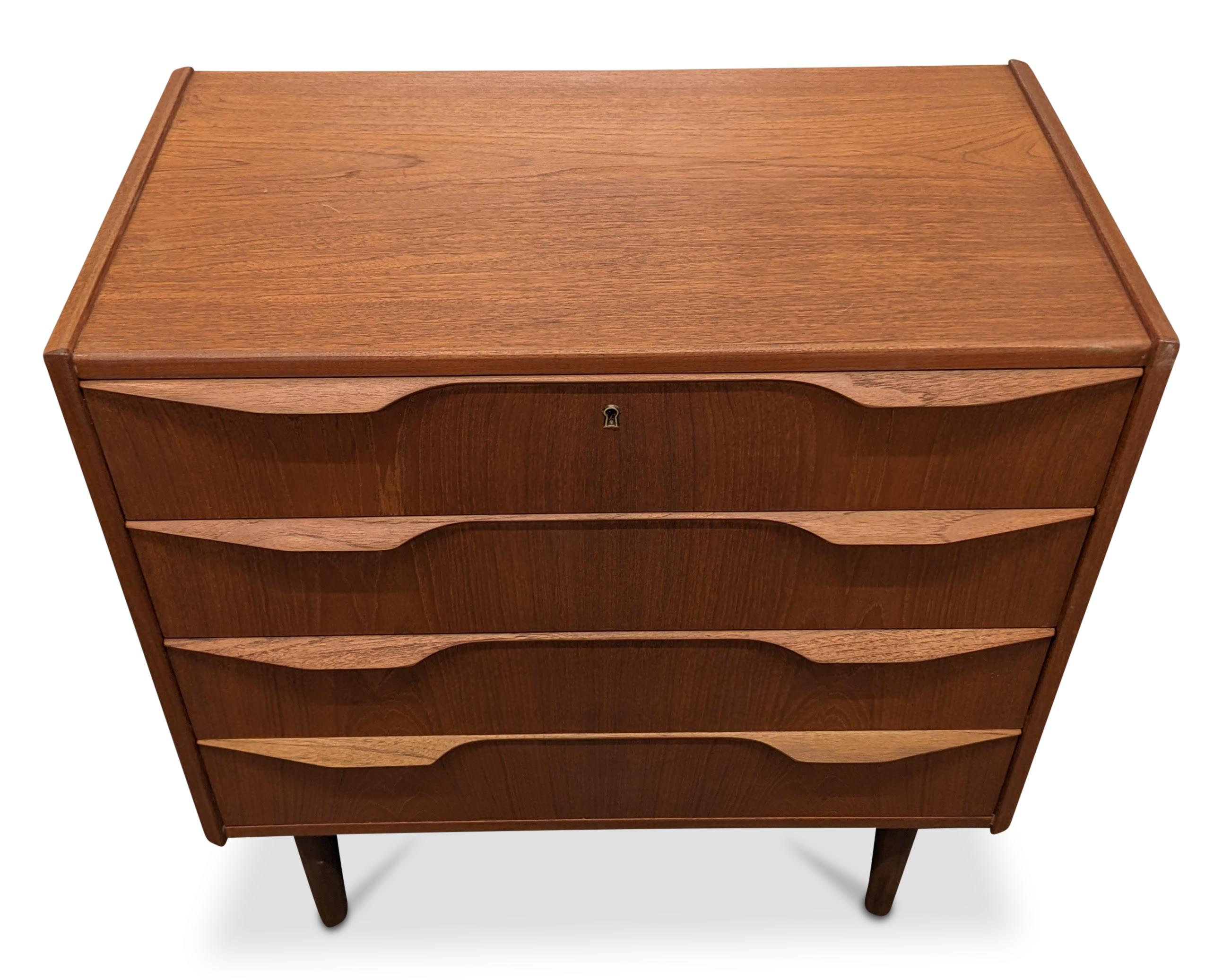 Vintage Danish Midcentury Teak Dresser, 062340 In Good Condition In Jersey City, NJ
