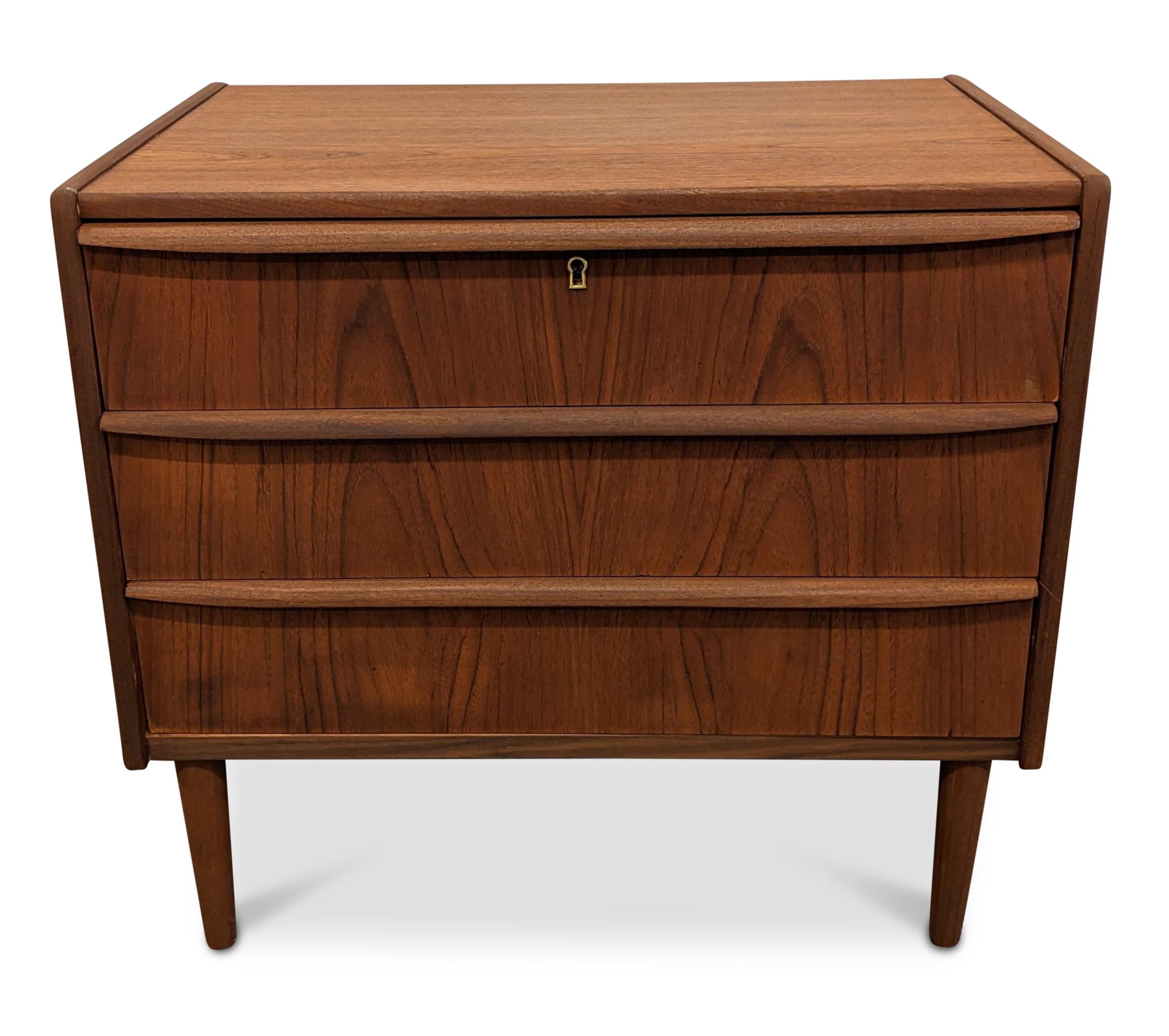 Vintage Danish Midcentury Teak Dresser - 062341 In Good Condition In Jersey City, NJ