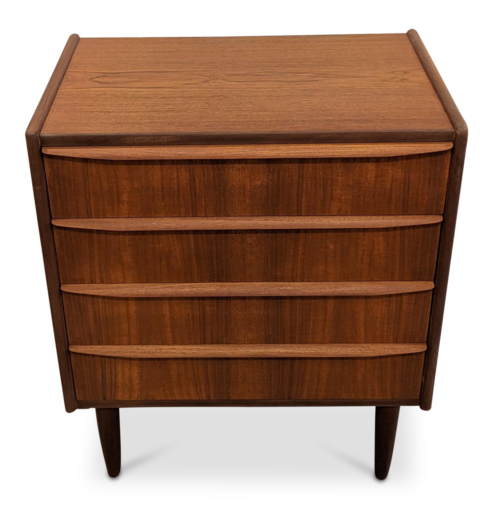 Vintage Danish Midcentury Teak Dresser, 062353 In Good Condition For Sale In Jersey City, NJ