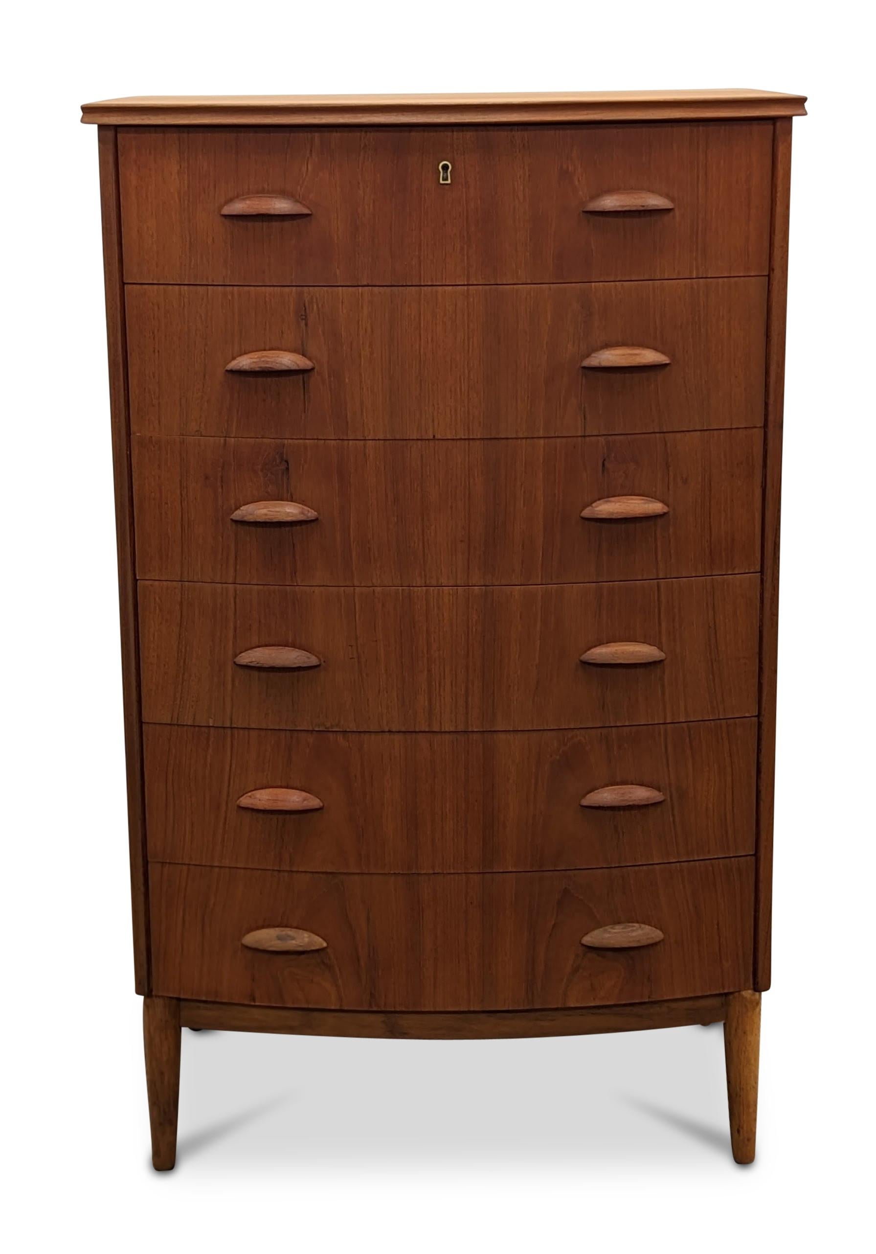 Mid-Century Modern Vintage Danish Mid Century Teak Dresser, 112210
