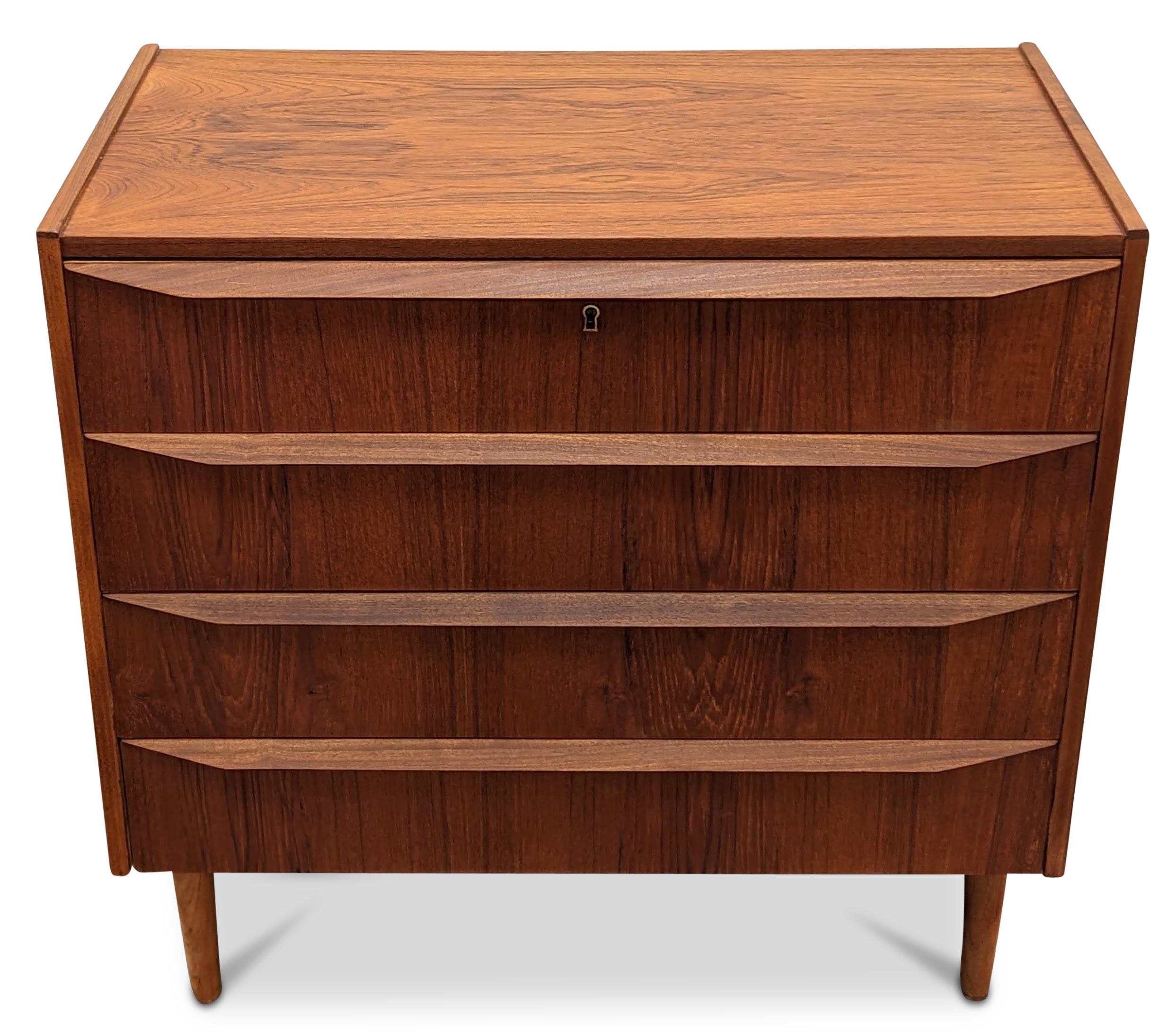 Vintage Danish Mid Century Teak Dresser, 112229 In Good Condition In Jersey City, NJ