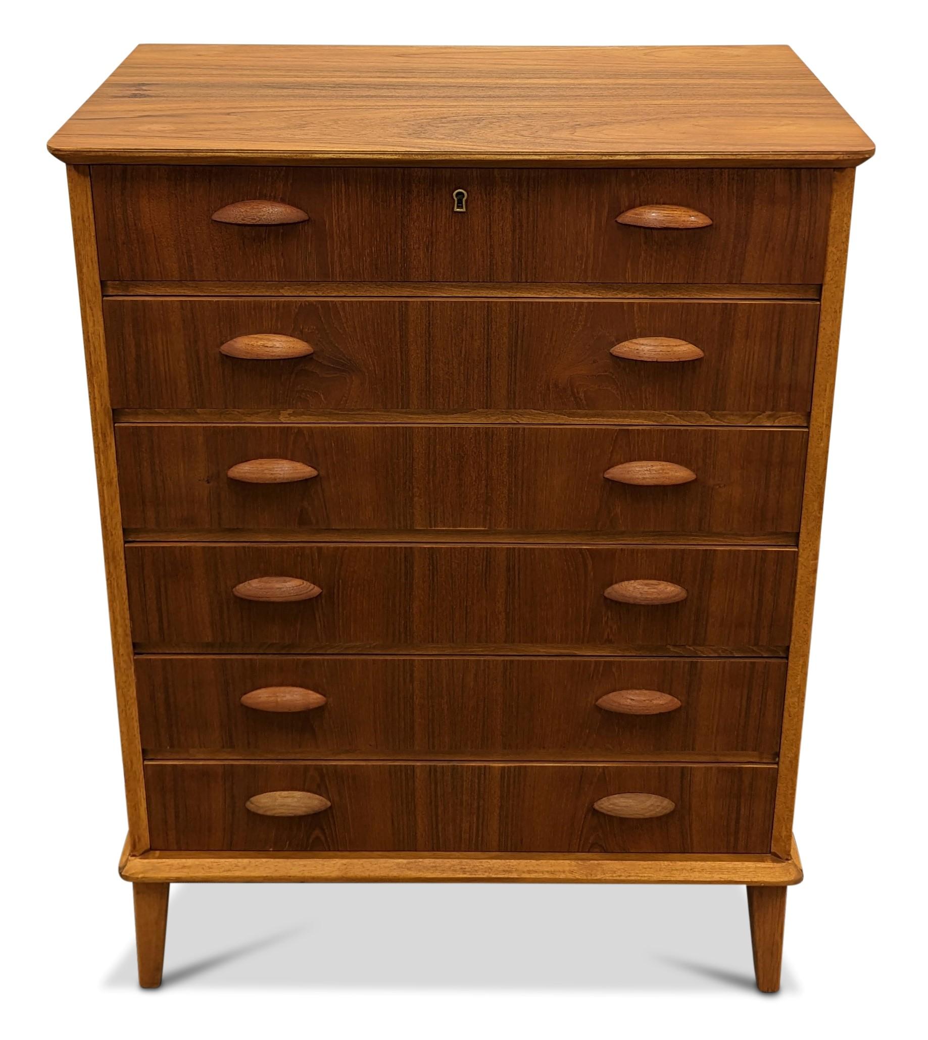 Vintage Danish Mid-Century Teak Dresser, 112240 In Good Condition In Jersey City, NJ