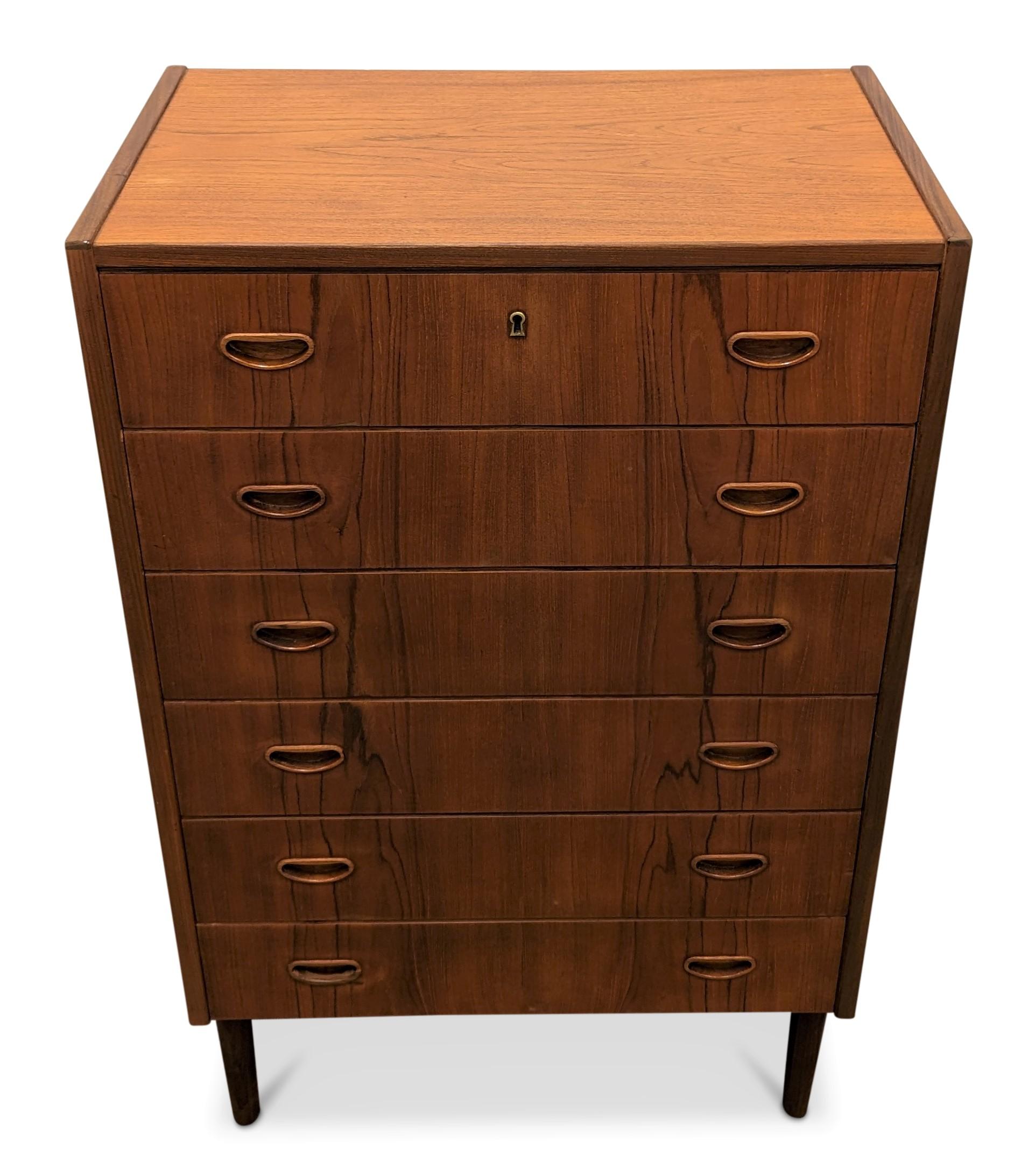 Vintage Danish Mid-Century Teak Dresser, 112242 In Good Condition In Jersey City, NJ