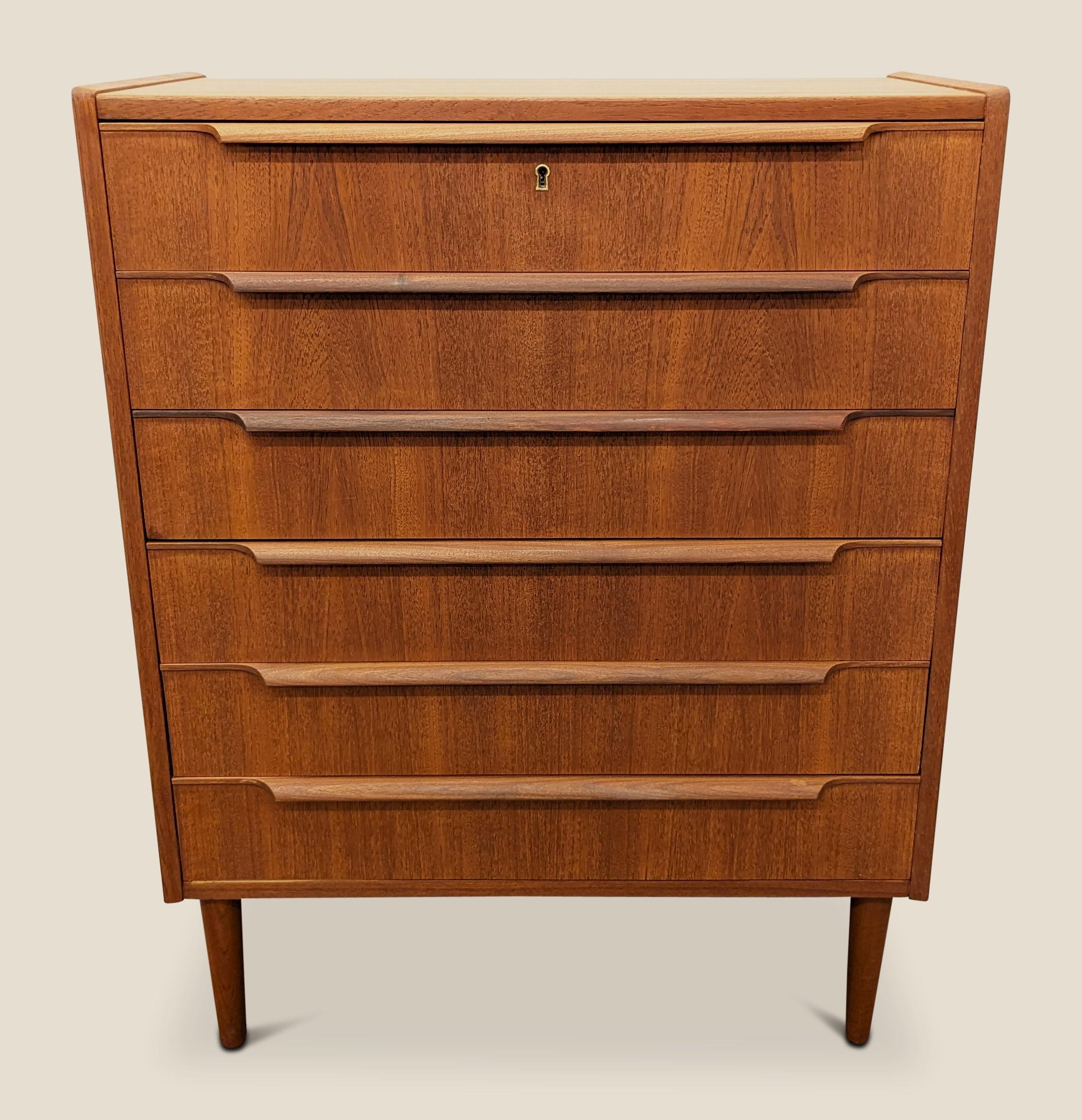 Vintage Danish Mid Century Teak Dresser - 122368 In Good Condition In Brooklyn, NY