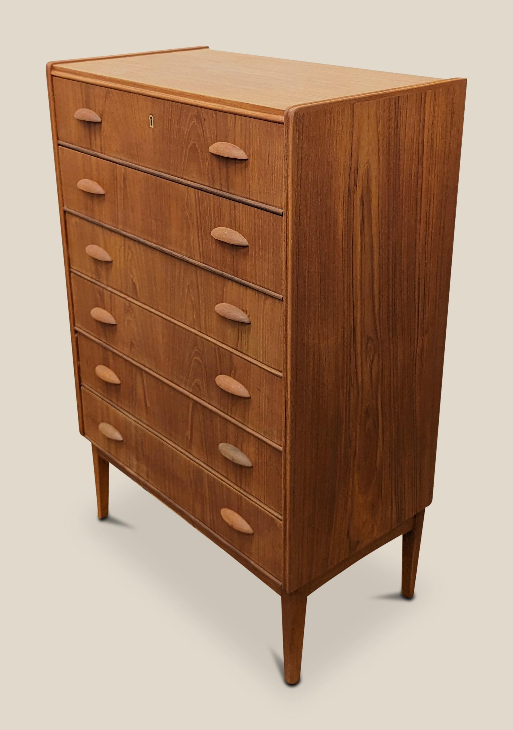 Mid-Century Modern Vintage Danish Mid Century Teak Dresser - 122369 For Sale