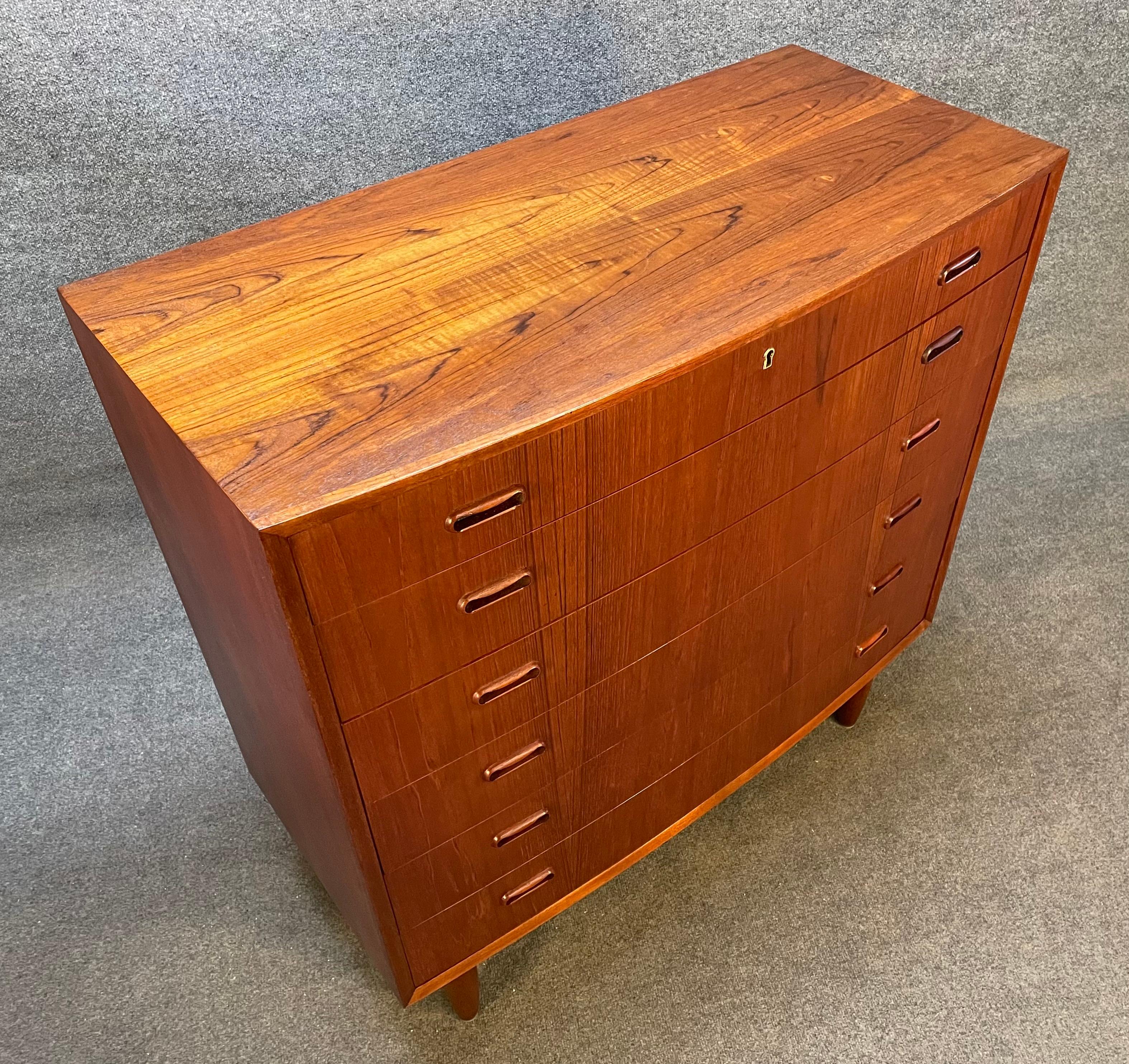 Here is a beautiful 1960's Scandinavian Modern teak chest of drawers dresser reminiscent of Arne Vodder's design.
This exquisite piece, recently imported from Europe to California before its refinishing, features a bowed front, vibrant wood grain,