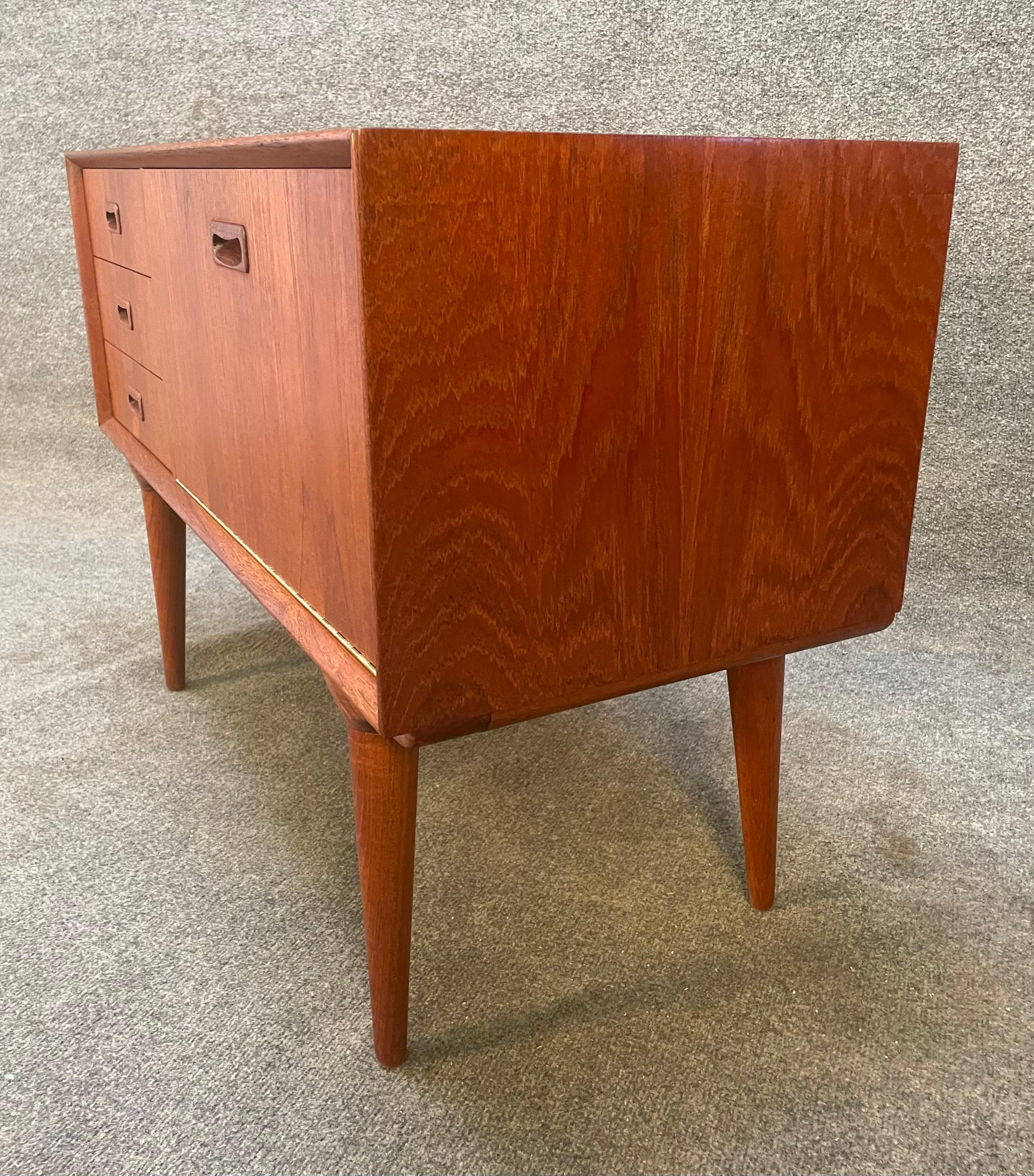 Here is rare scandinavian modern entry chest in teak wood designed by Gunni Oman and manufactured by Omann Jun in Denmark in the 1960's.
This exquisite piece, recently imported from Europe to California before its refinishing, features a vibrant
