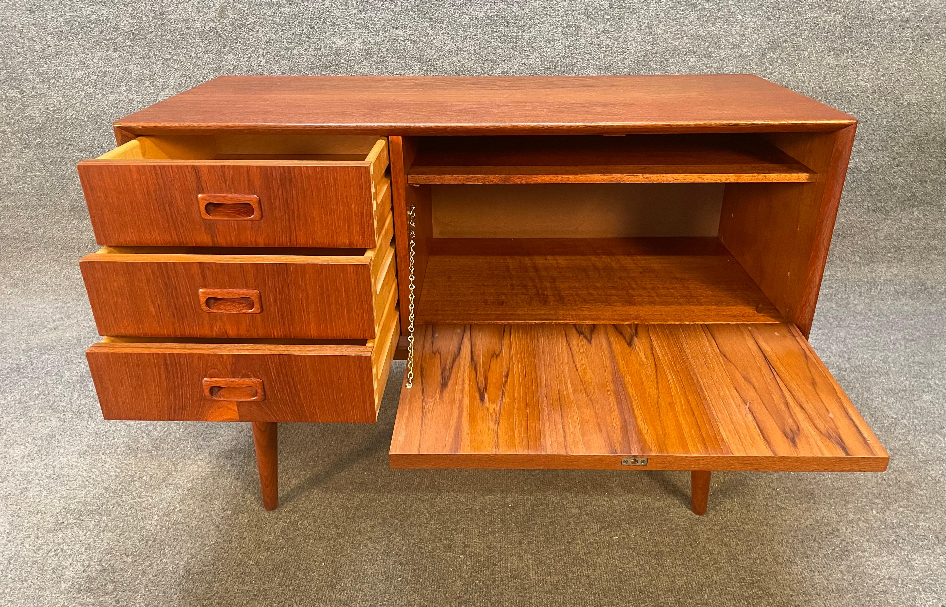 Vintage Danish Mid Century Teak Entry Chest - Side Table by Gunni Oman for Omann In Good Condition In San Marcos, CA