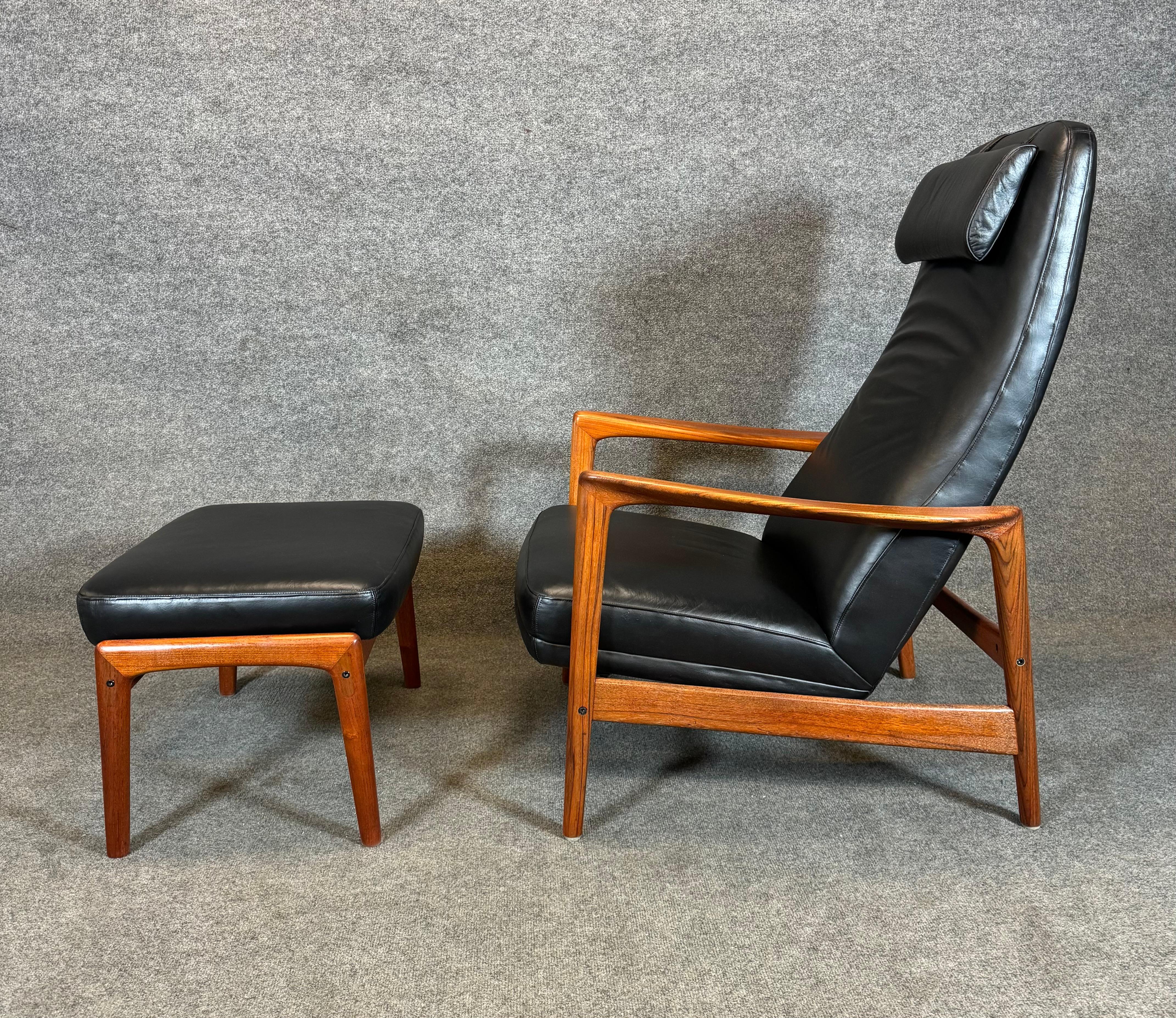Here is a beautiful Scandinavian modern lounge chair and its ottoman in teak and leather designed by Folke Ohlsson and manufactured by DUX in Sweden ion the 1960's.
This comfortable set, recently imported from Europe to California before its
