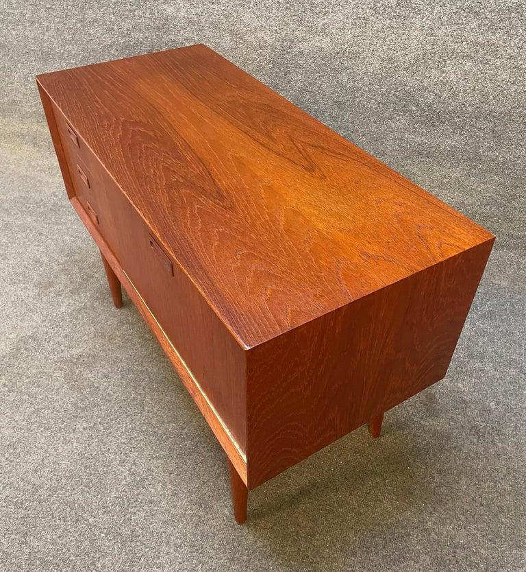 Here is rare scandinavian modern case good in teak wood designed by Gunni Oman and manufactured by Omann Jun in Denmark in the 1960's. This exquisite piece, recently imported from Europe to California before its refinishing, features a vibrant wood