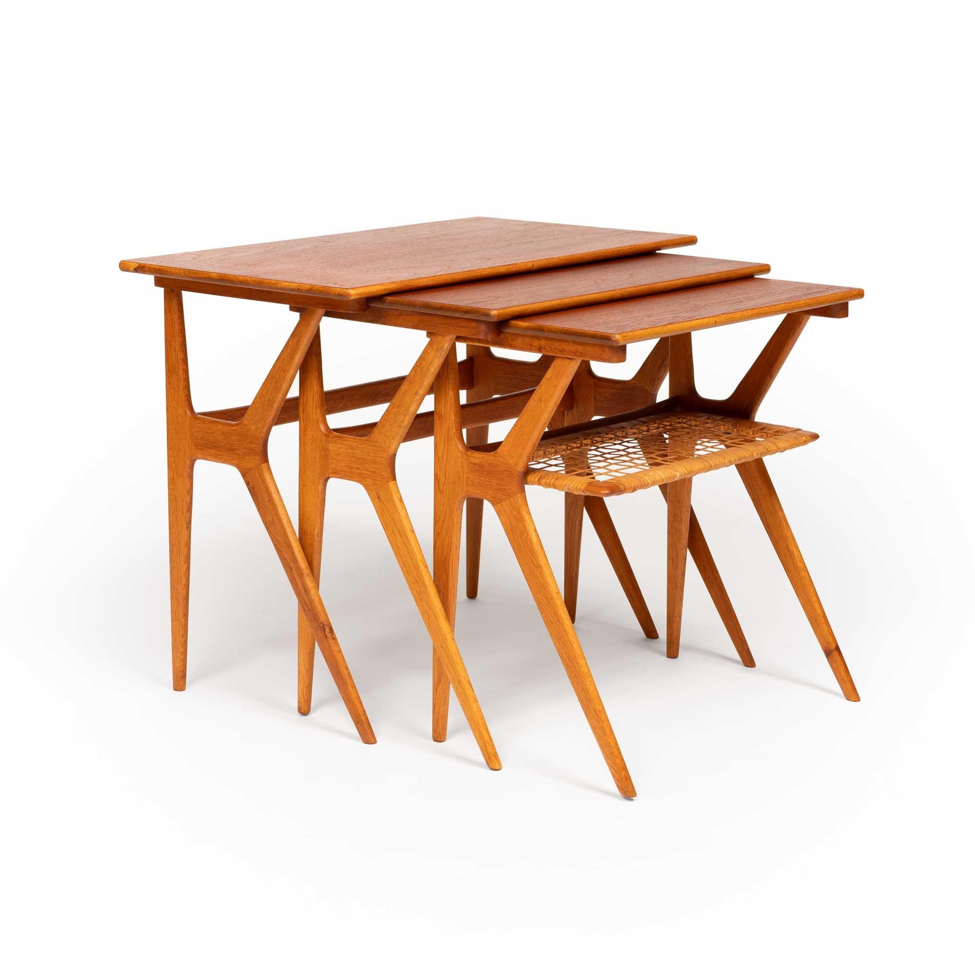 Un affascinante set di tavolini vintage in teak danese, caratterizzato da linee pulite di metà secolo e da una funzionalità intelligente. Realizzato in teak massiccio, questo set è composto da tre tavoli che si infilano ordinatamente l'uno