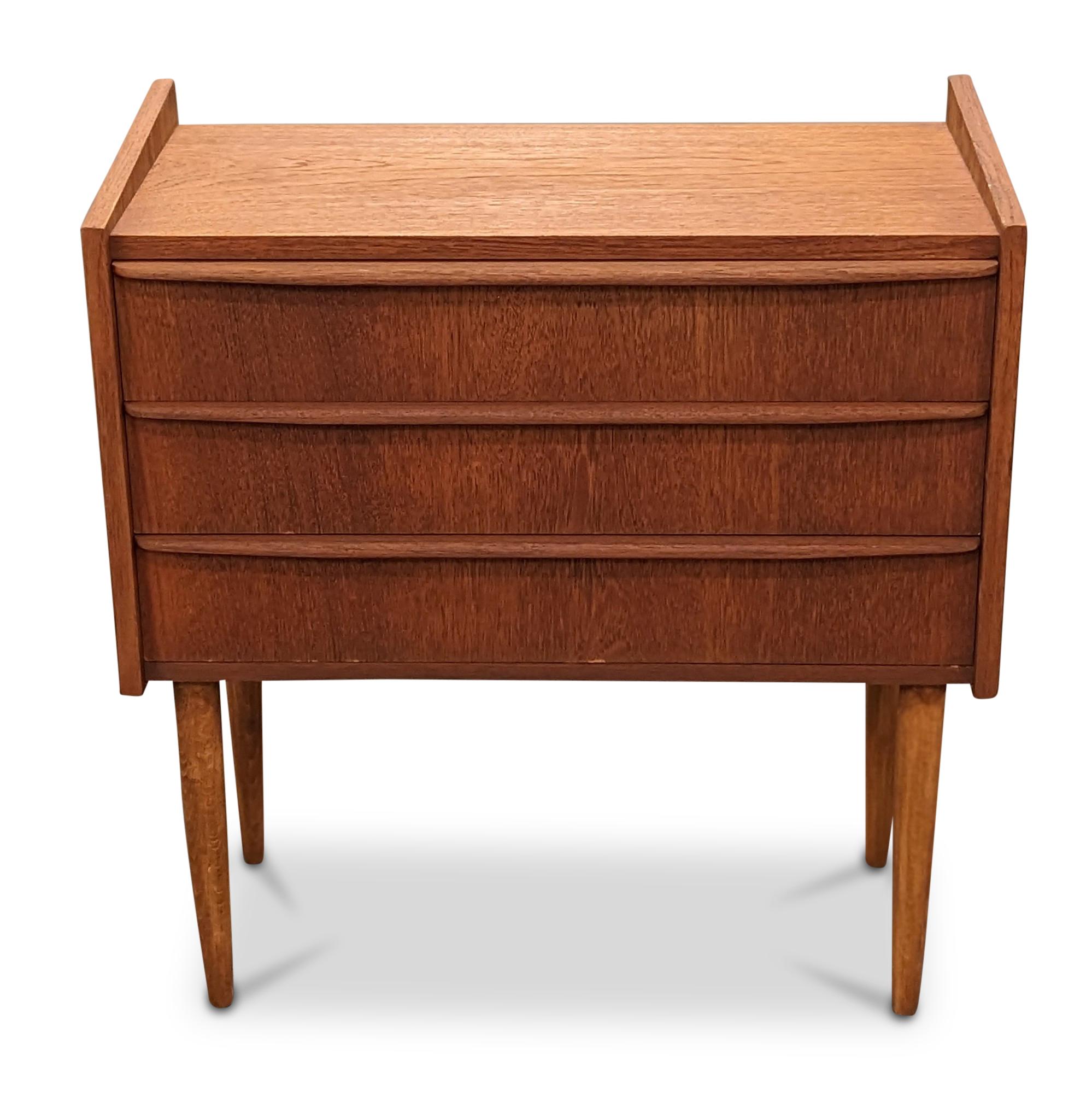 Vintage Danish Mid Century Teak Nightstand, 122274 In Good Condition In Jersey City, NJ