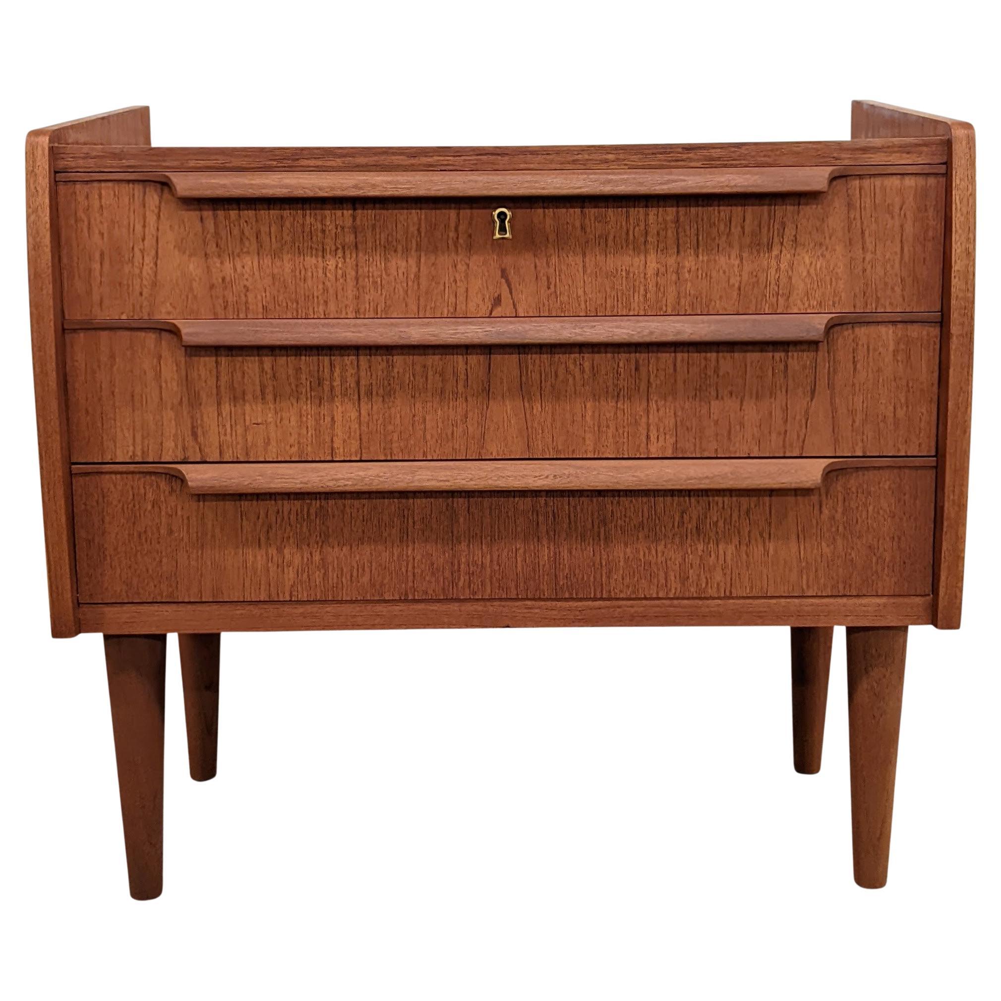 Vintage Danish Mid Century Teak Nightstand "721" For Sale at 1stDibs