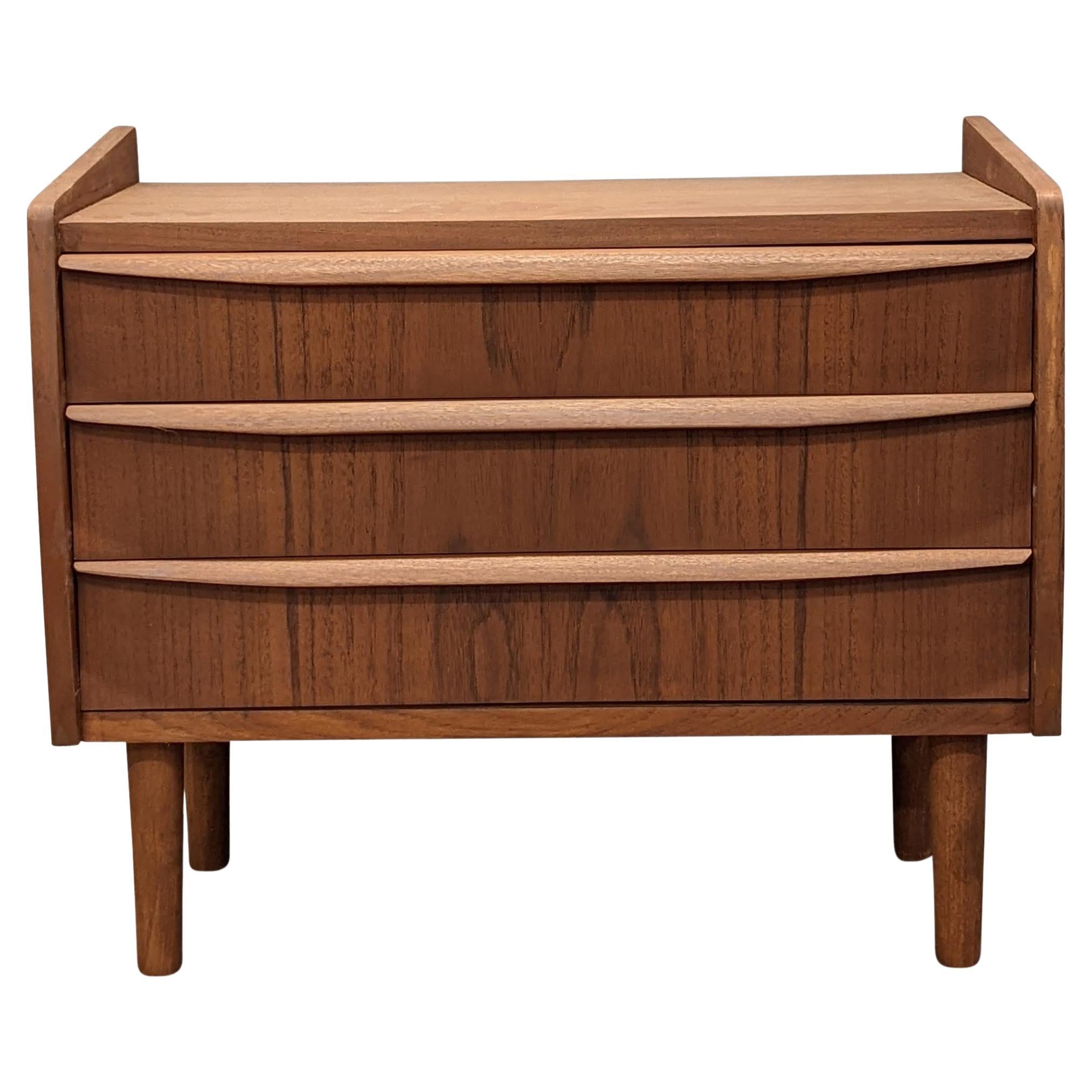Vintage Danish Mid Century Teak Nightstand "6789" For Sale at 1stDibs