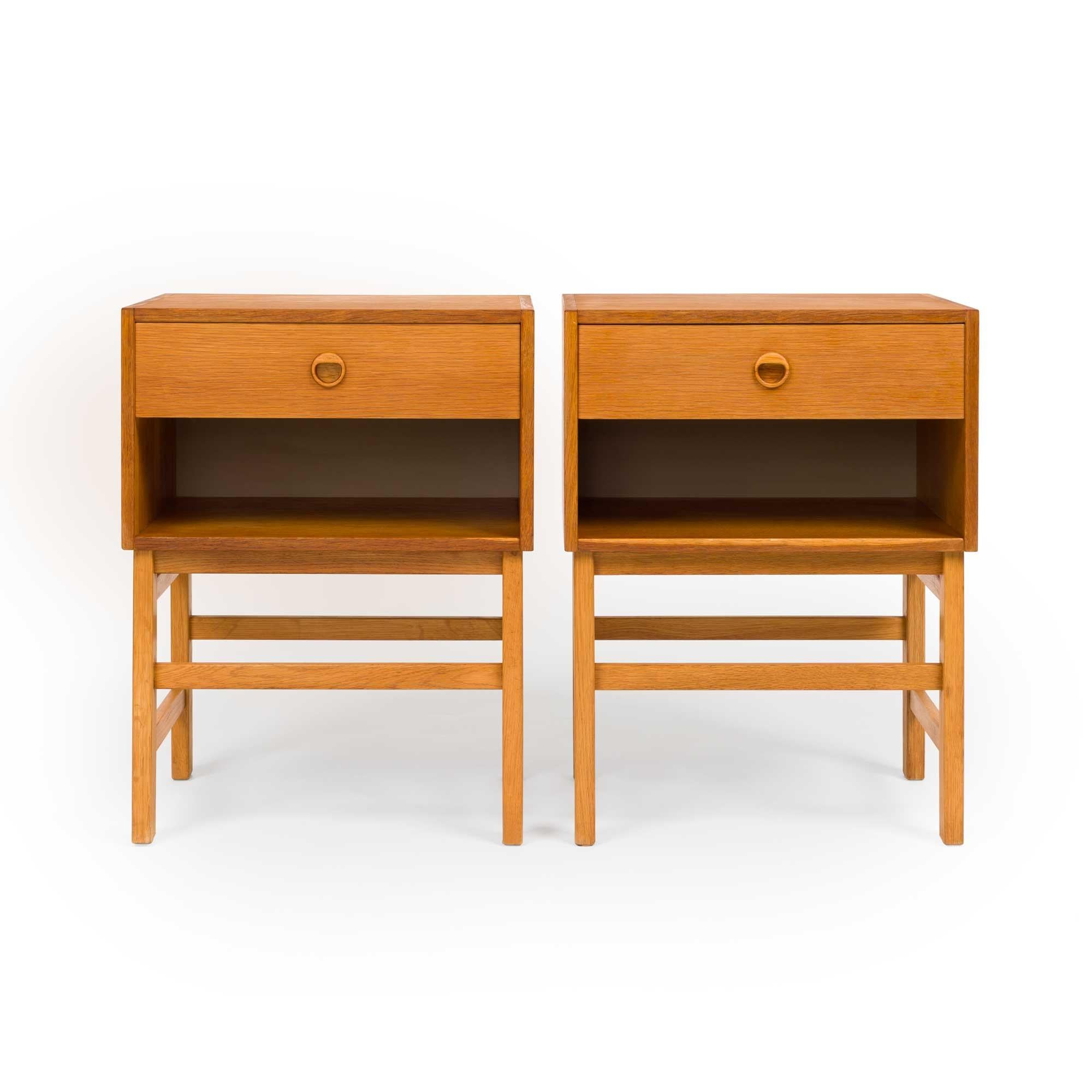 Une paire raffinée de tables de nuit en teck vintage danois du milieu du siècle, mettant en valeur les lignes épurées et l'élégance fonctionnelle caractéristiques de l'époque. Chaque pièce comporte un seul tiroir coulissant avec une tirette