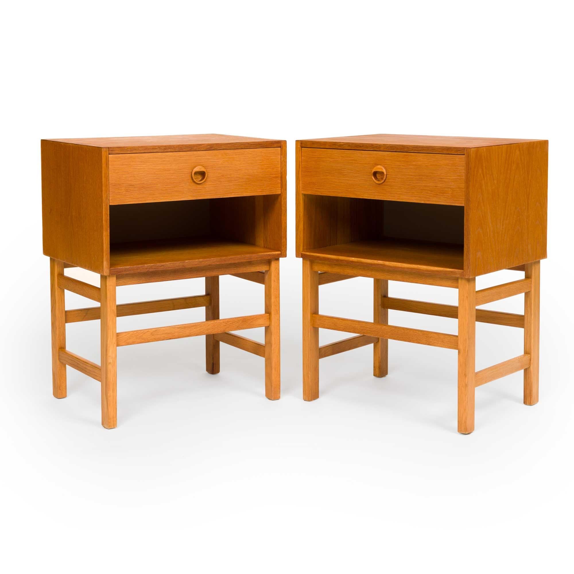 Mid-Century Modern Paire de tables de nuit/tables d'appoint en teck d'origine danoise du milieu du siècle dernier en vente