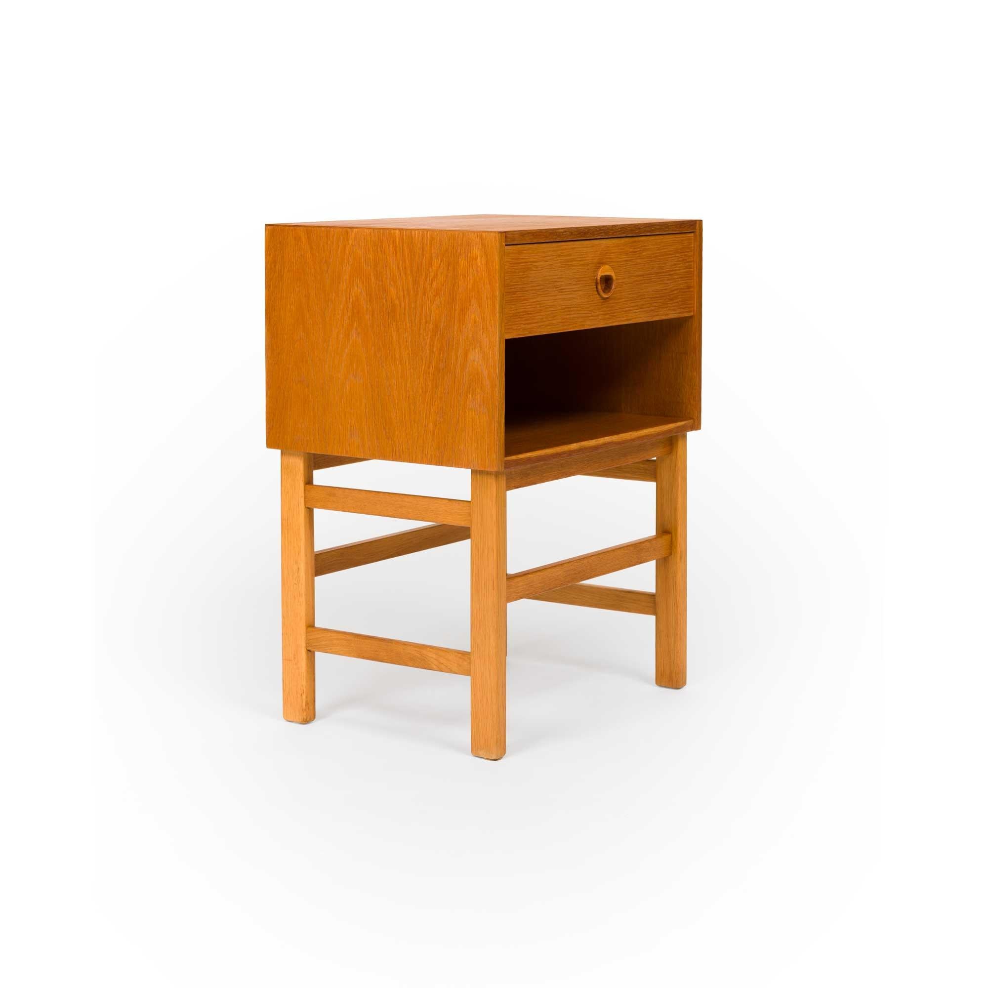20ième siècle Paire de tables de nuit/tables d'appoint en teck d'origine danoise du milieu du siècle dernier en vente