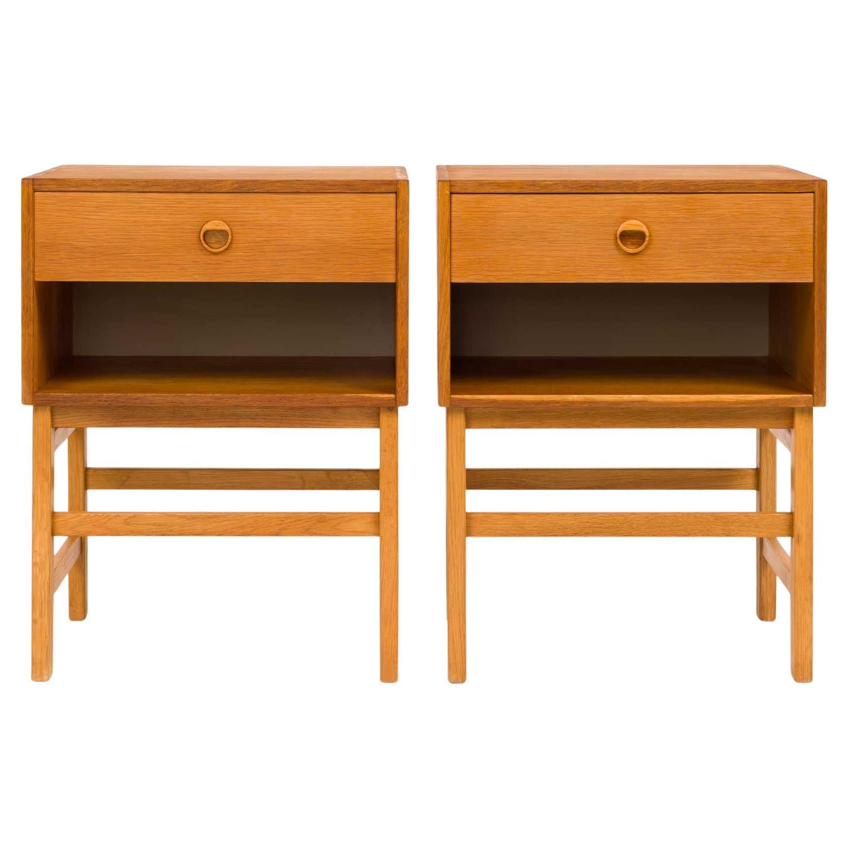 Paire de tables de nuit/tables d'appoint en teck d'origine danoise du milieu du siècle dernier en vente