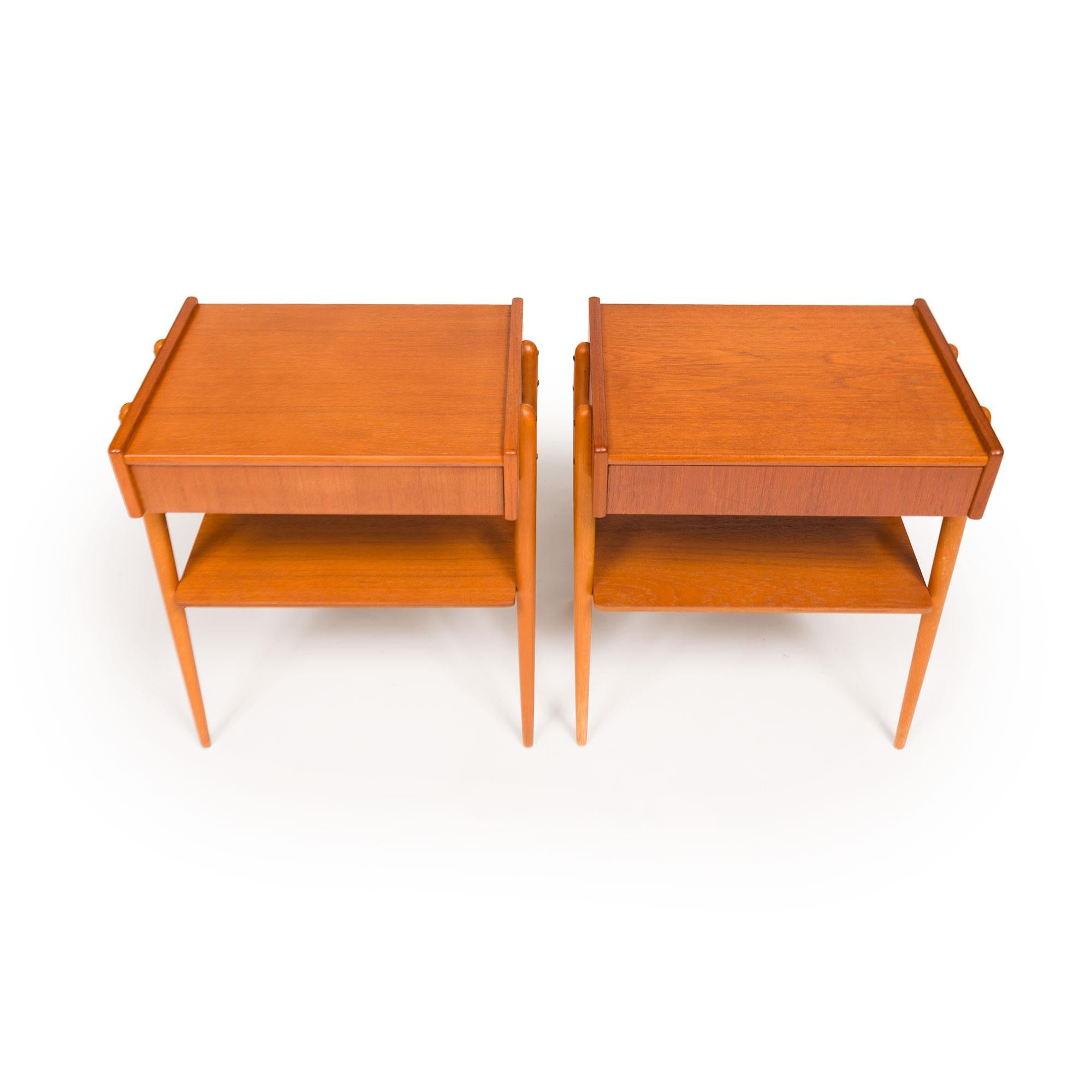 Vintage Danish Mid-Century Teak & Oak Nightstands Bedside Tables Pair In Good Condition For Sale In Emeryville, CA