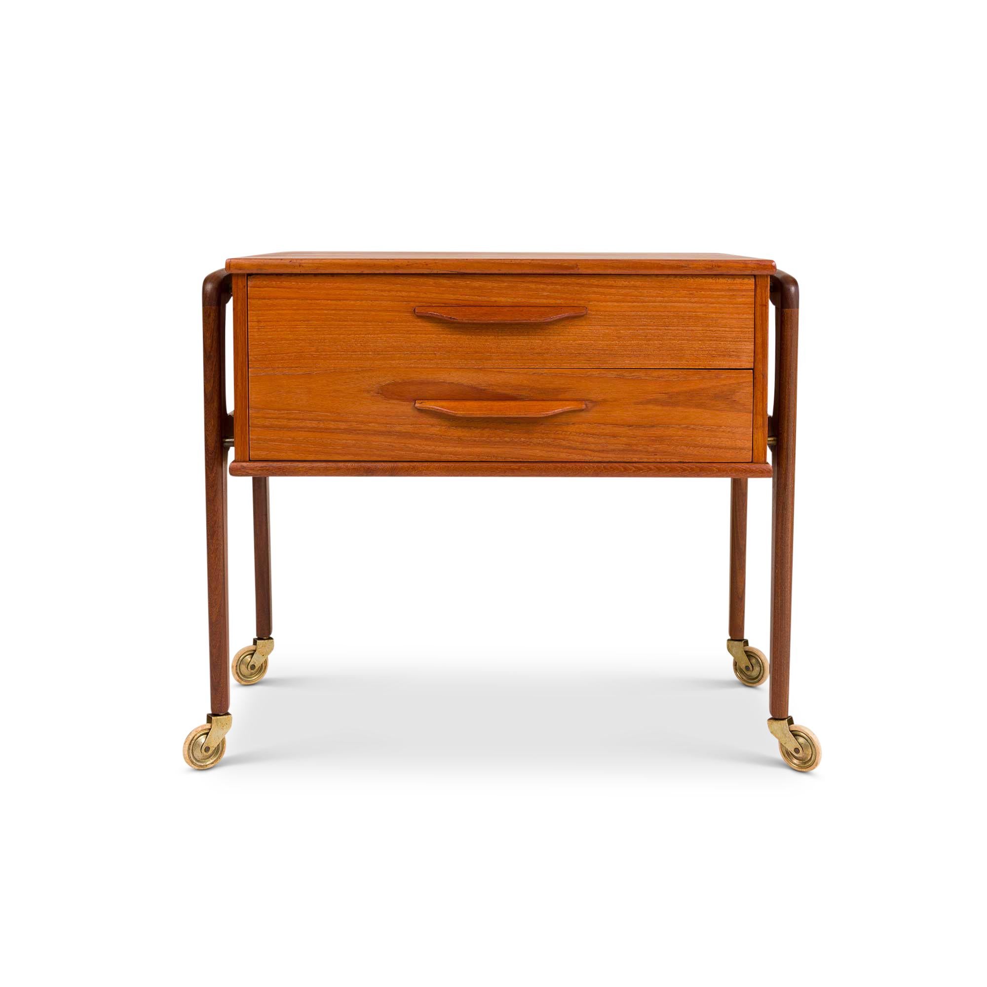 Die dänischen Mid-Century-Möbel verkörpern mit ihrer zeitlosen Eleganz, Funktionalität und außergewöhnlichen Handwerkskunst die skandinavischen Designprinzipien. Die in den 1950er und 1960er Jahren aufblühende Kunst spiegelt die Sensibilität der