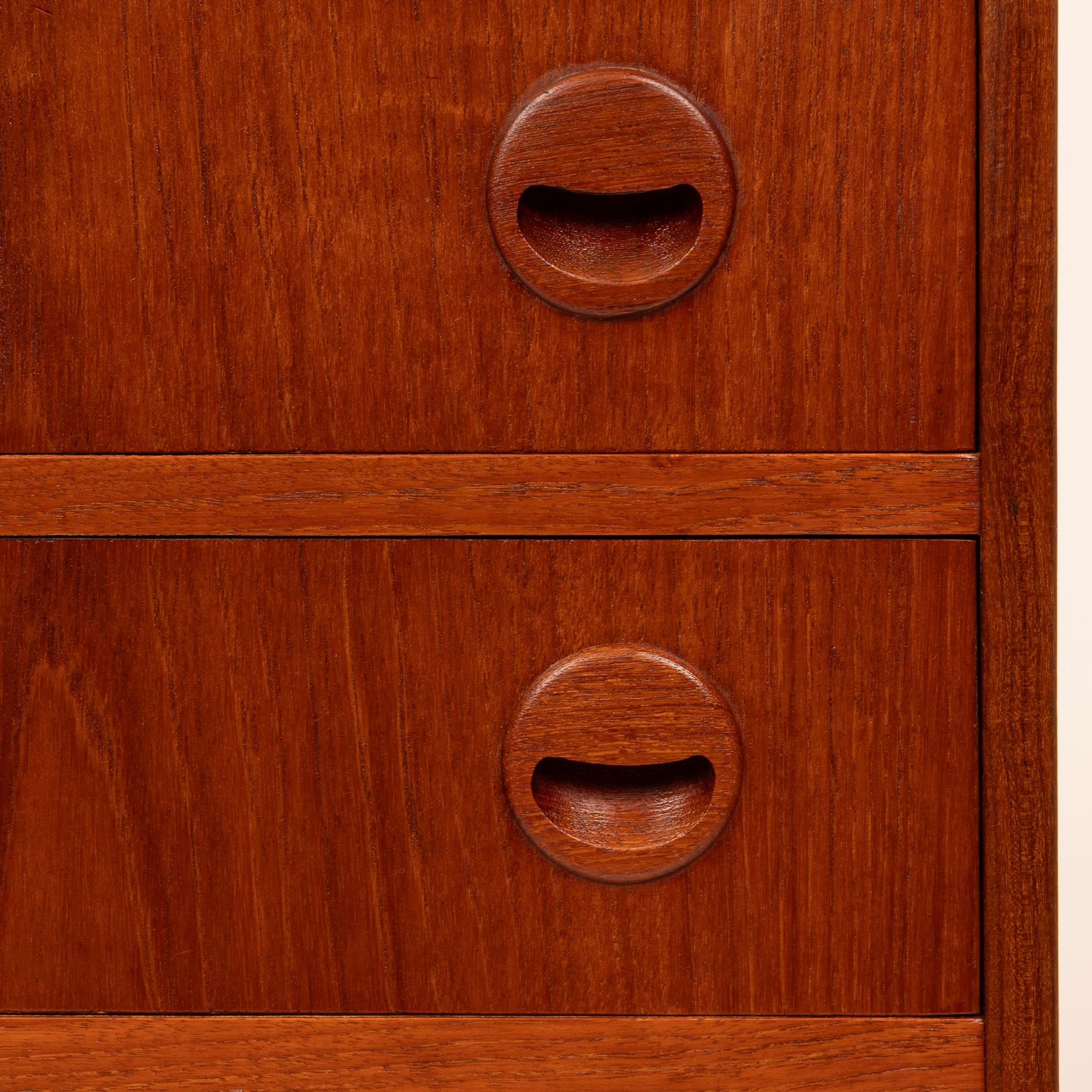 XX secolo Vintage Danish Mid-Century Teak Six Drawer Dresser in vendita