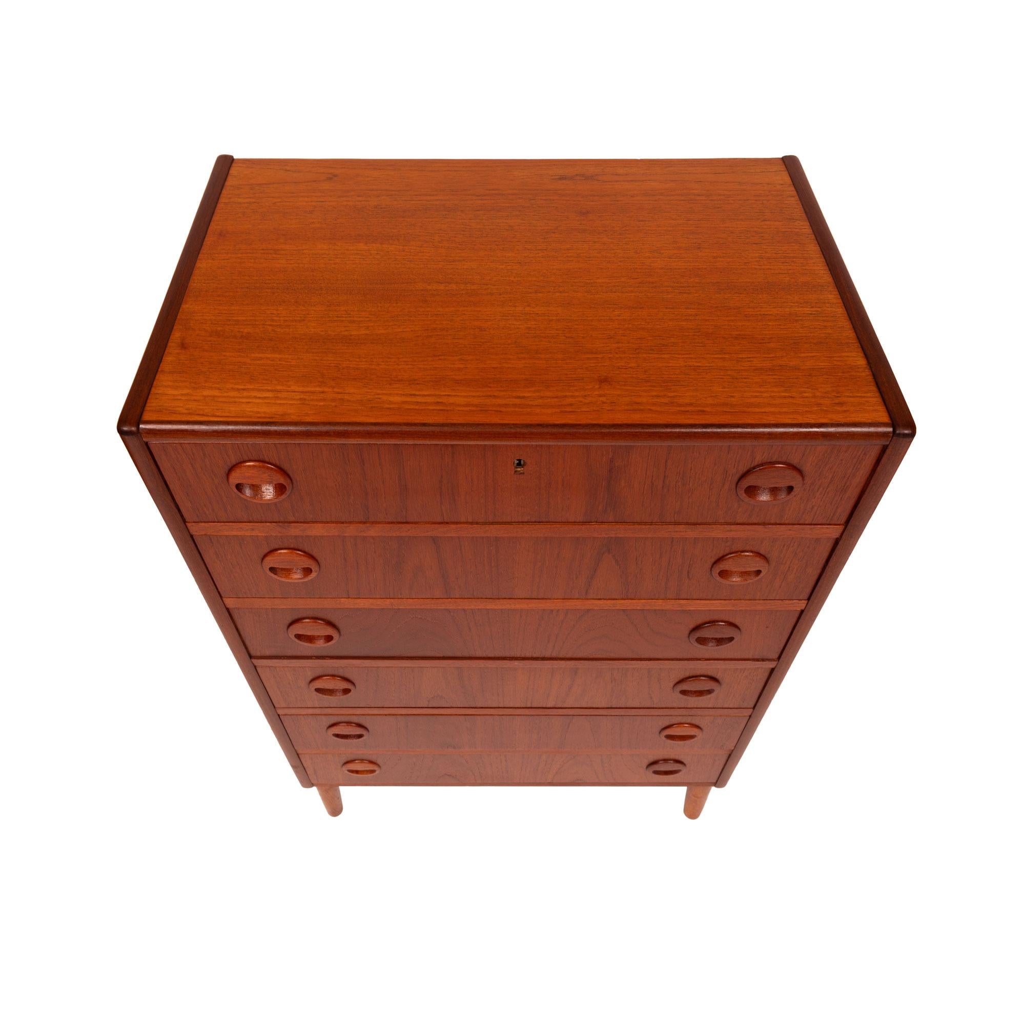 Vintage Danish Mid-Century Teak Six Drawer Dresser in vendita 1