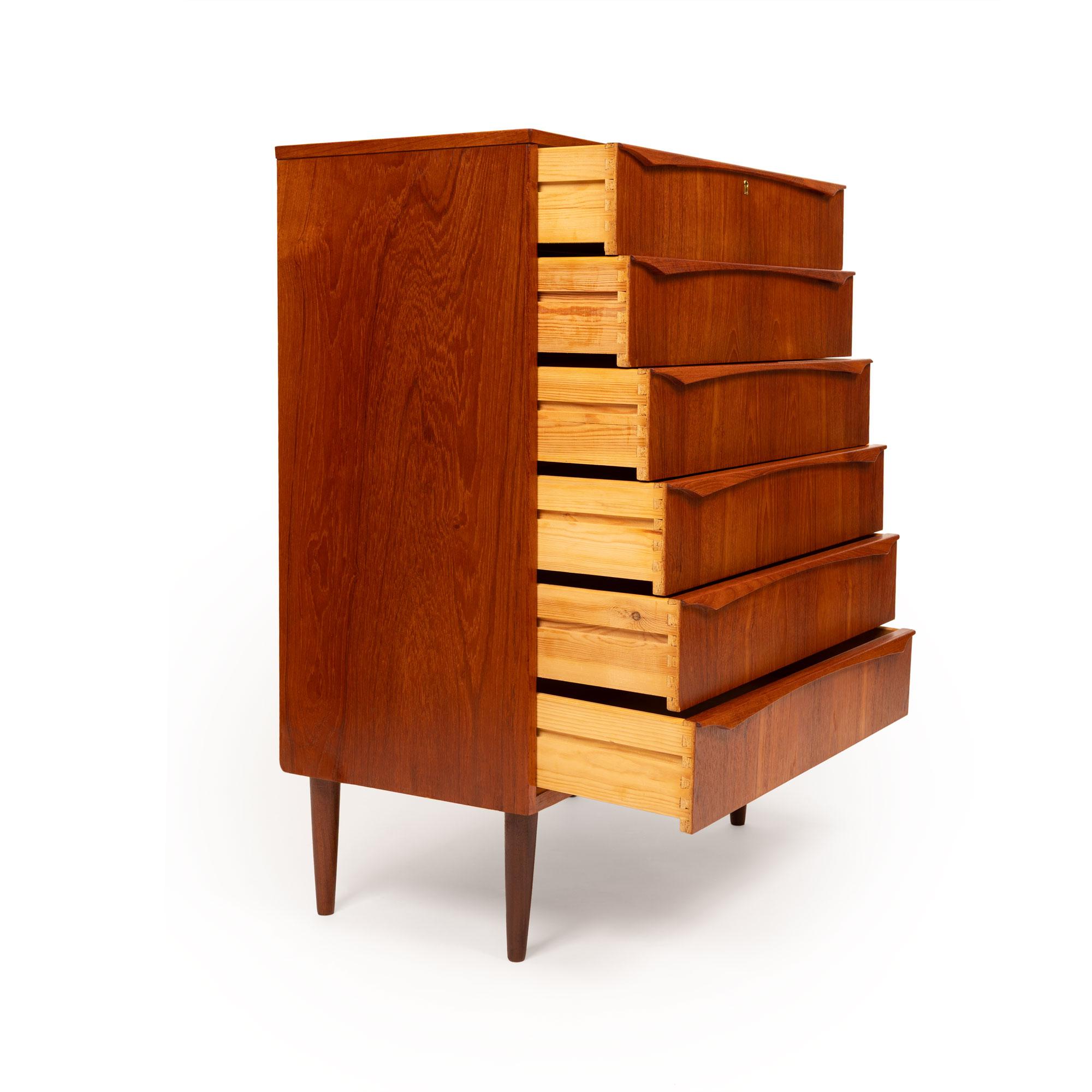 Cómoda Tallboy de seis cajones de teca danesa vintage de mediados de siglo 1960 Moderno de mediados de siglo en venta