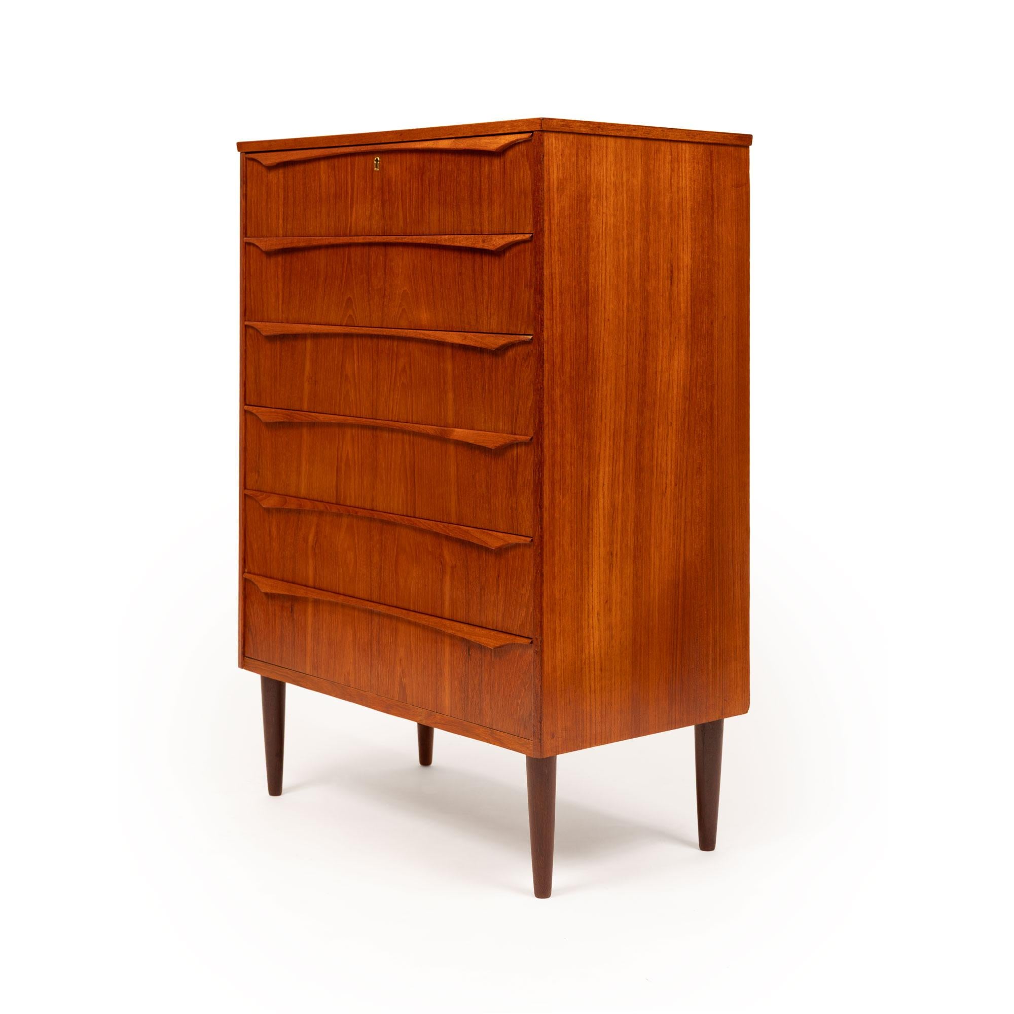 Cómoda Tallboy de seis cajones de teca danesa vintage de mediados de siglo 1960 Danés en venta