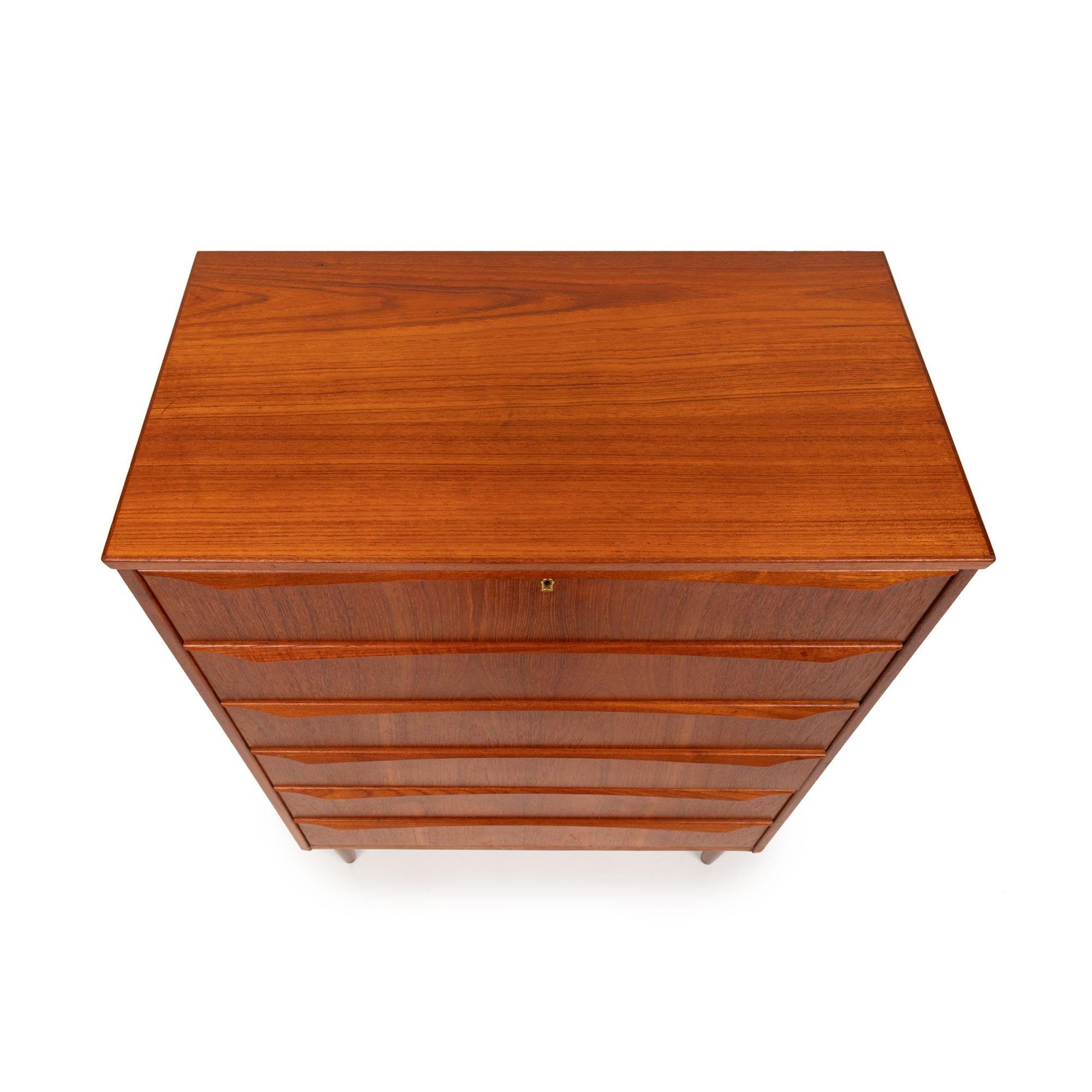 Cómoda Tallboy de seis cajones de teca danesa vintage de mediados de siglo 1960 Teca en venta