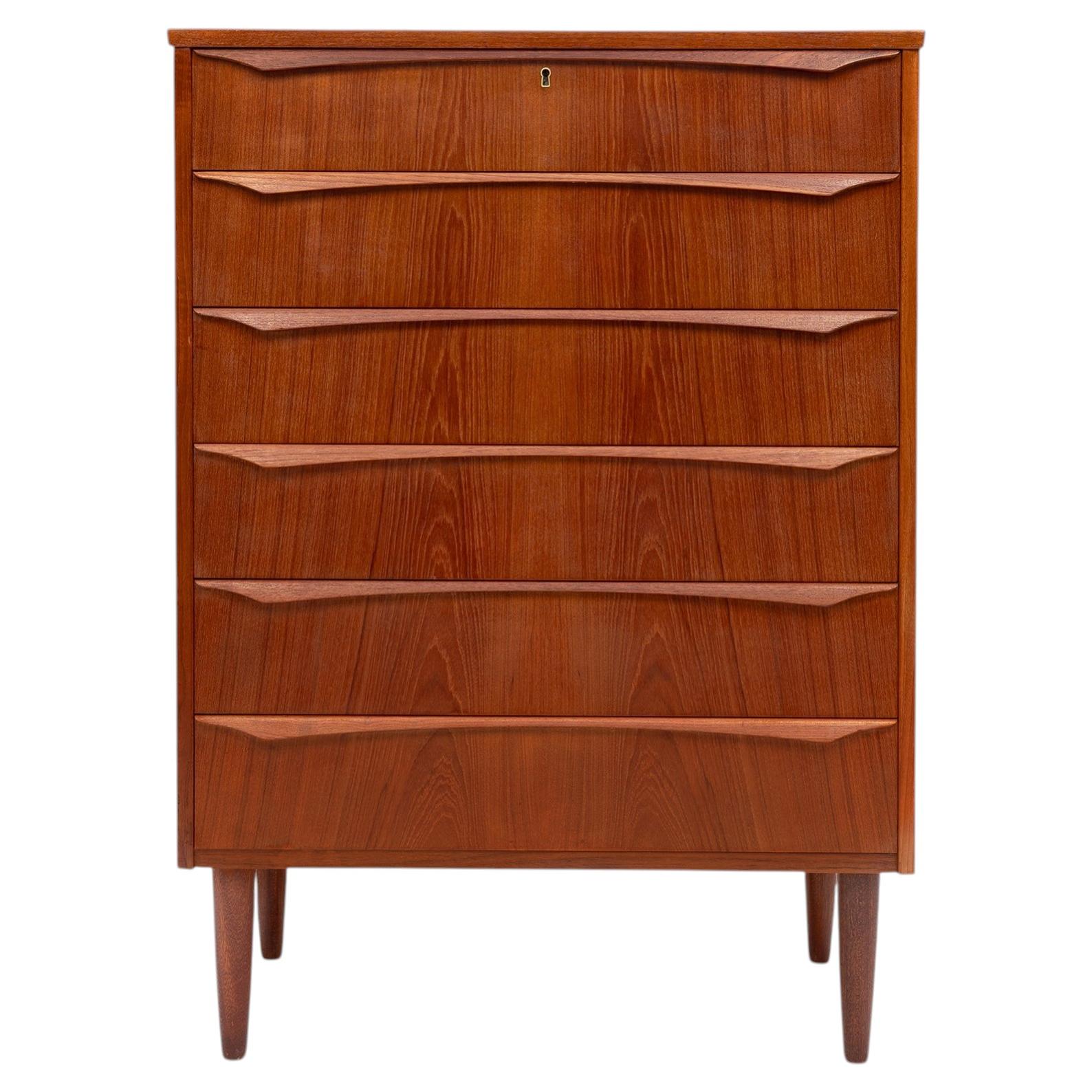 Cómoda Tallboy de seis cajones de teca danesa vintage de mediados de siglo 1960 en venta