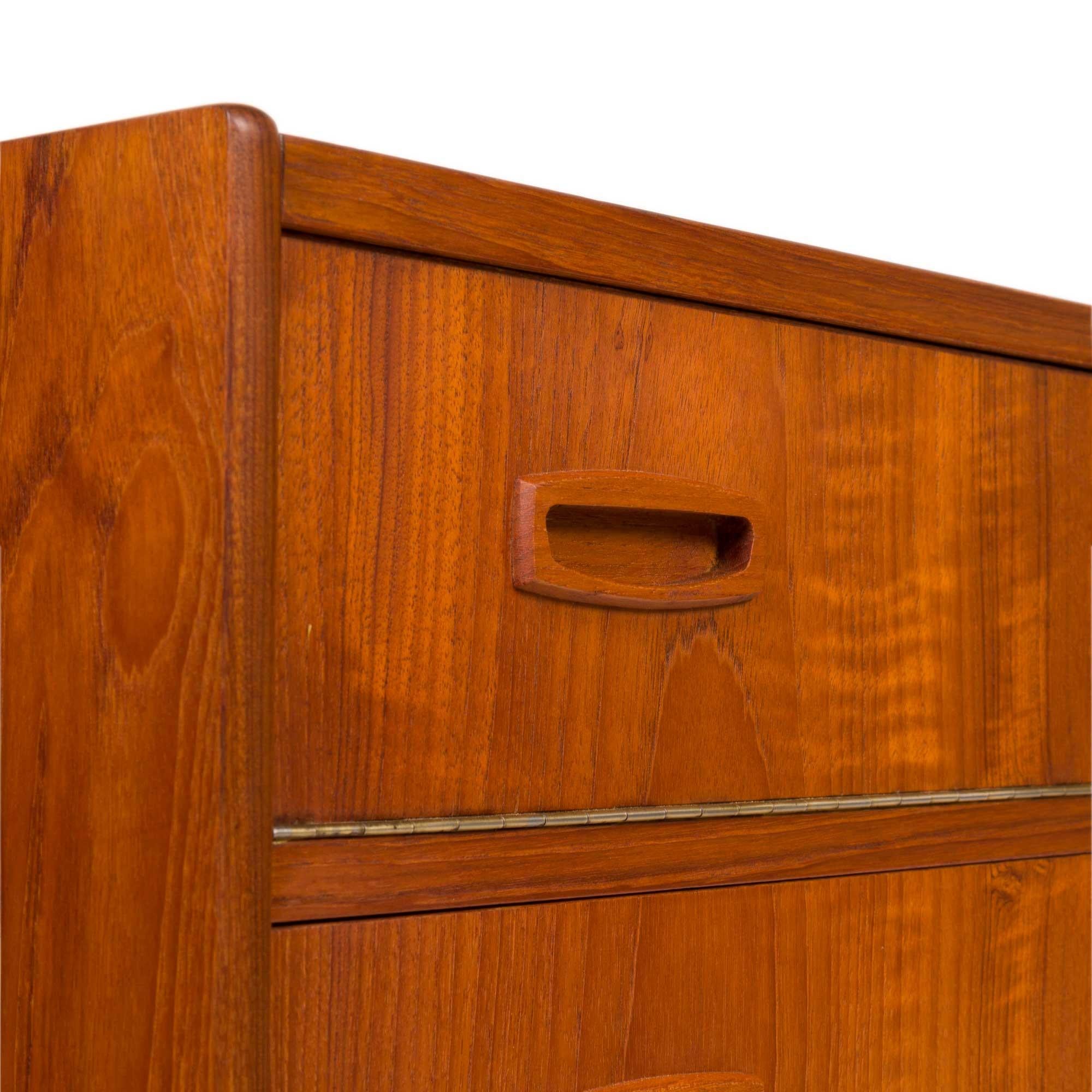 Vintage Danish Mid-Century Teak Three Drawer Vanity Dresser For Sale 4