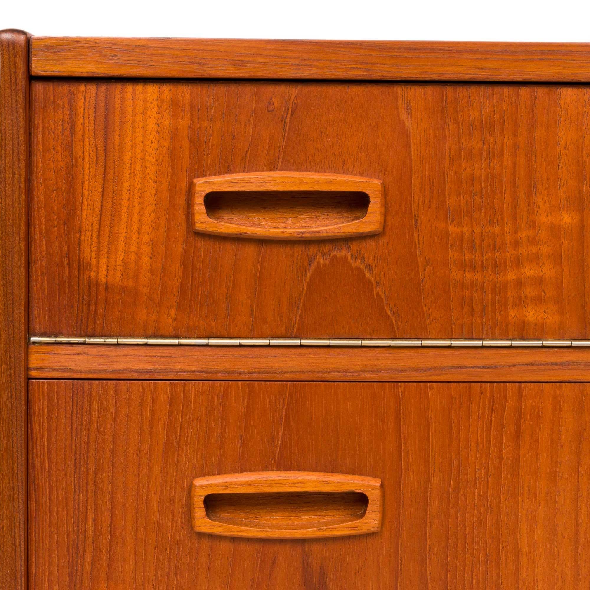 Vintage Danish Mid-Century Teak Three Drawer Vanity Dresser For Sale 7