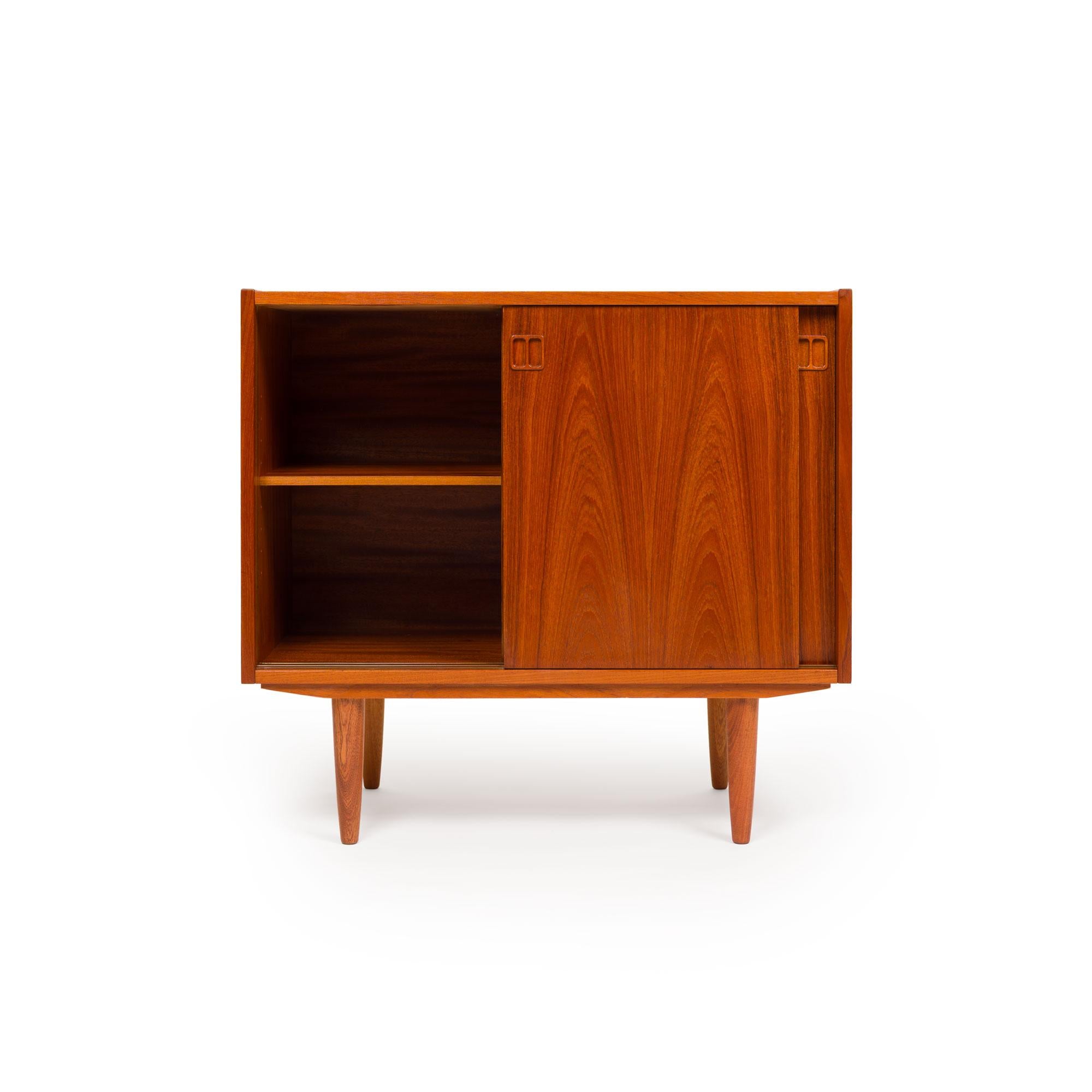 Cette crédence danoise vintage du milieu du siècle est l'incarnation du design danois classique, mettant en valeur ses lignes épurées et la beauté naturelle de son grain de bois de teck. Son attrait réside dans son esthétique élégante et dans