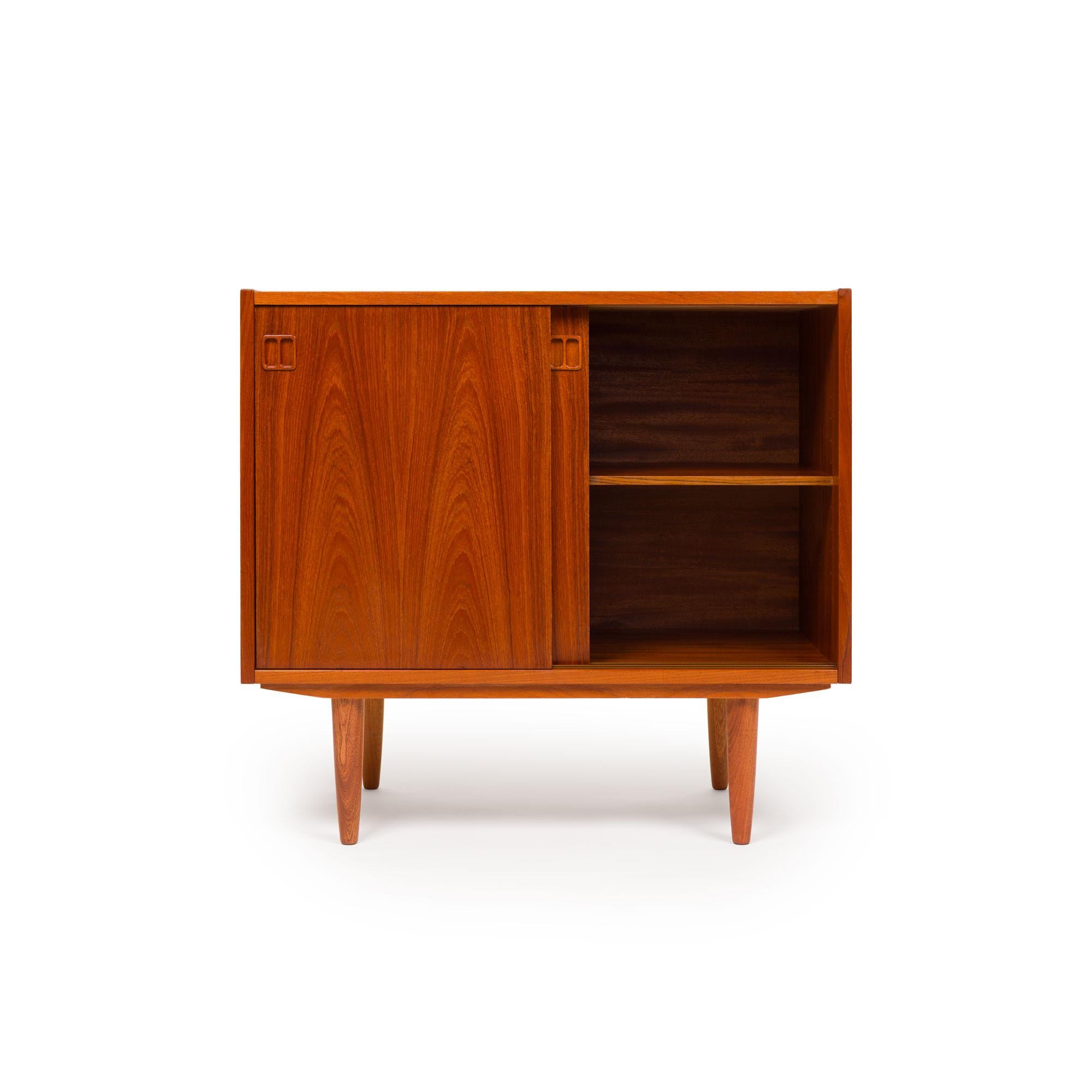 Mid-Century Modern Crédence vintage danoise du milieu du siècle en teck à deux portes en vente