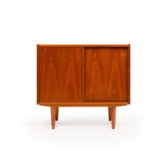 Credenza danesa vintage de mediados de siglo en teca y dos puertas